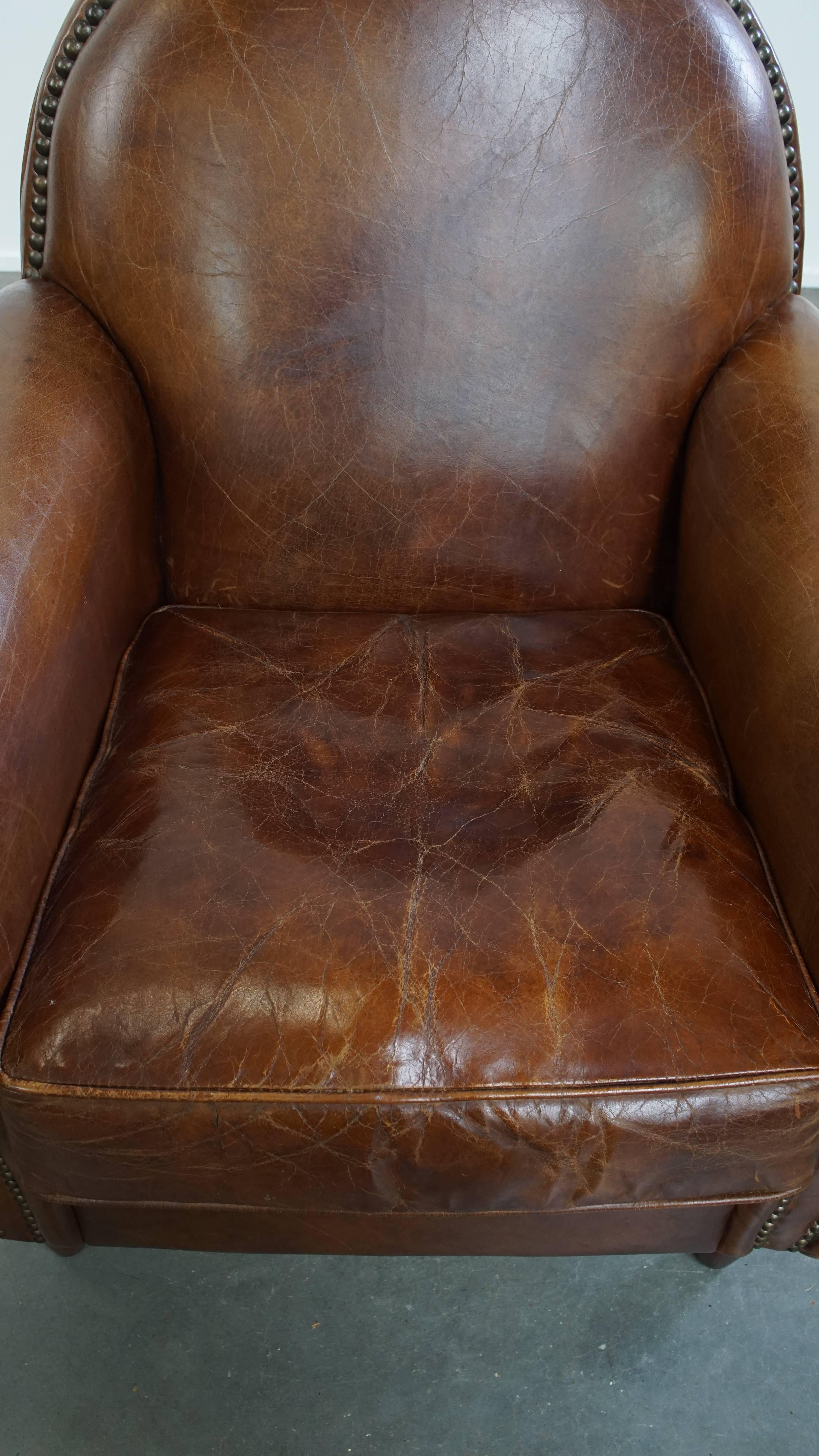 20ième siècle Fauteuil en cuir de vachette aux formes arrondies en vente