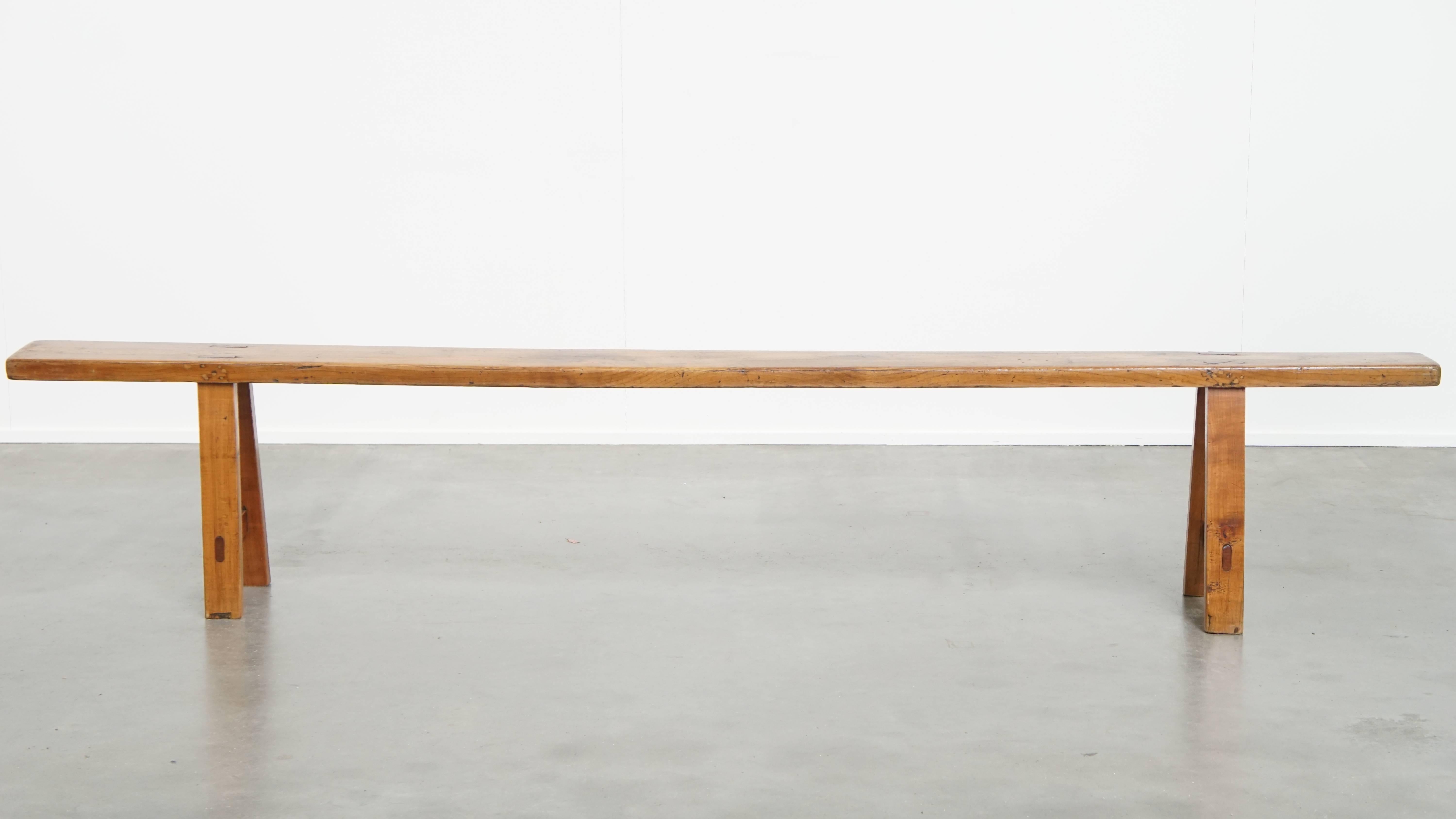 Les amateurs d'un intérieur charmant et chaleureux savent depuis des années qu'un banc constitue toujours un ajout esthétique et pratique à presque tous les styles d'intérieur. Ce banc ne fait pas exception à la règle ! Il s'intègre parfaitement à