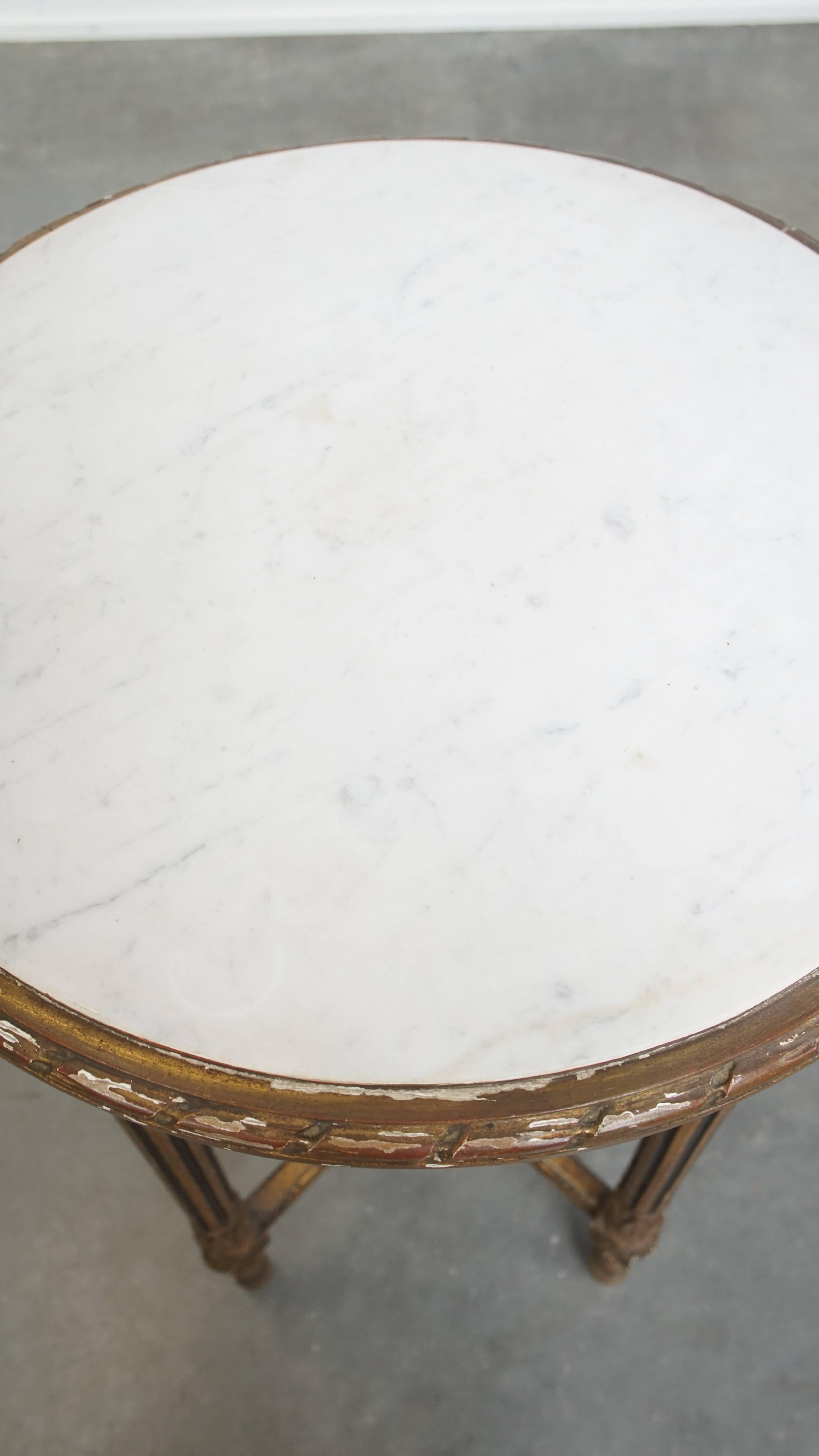 Marbre Antique French table d'appoint ronde dorée avec un plateau en marbre en vente