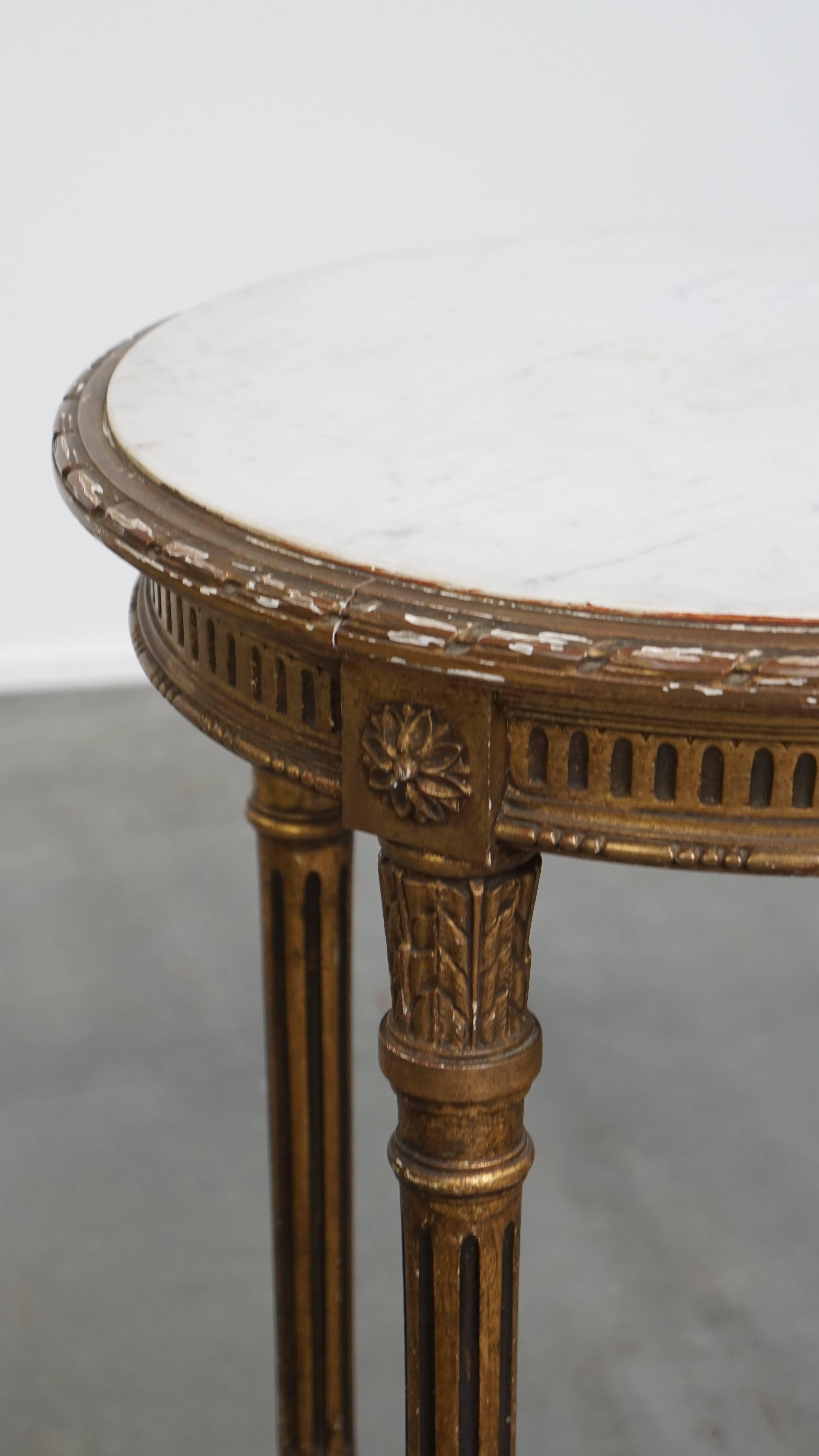 Romain classique Antique French table d'appoint ronde dorée avec un plateau en marbre en vente