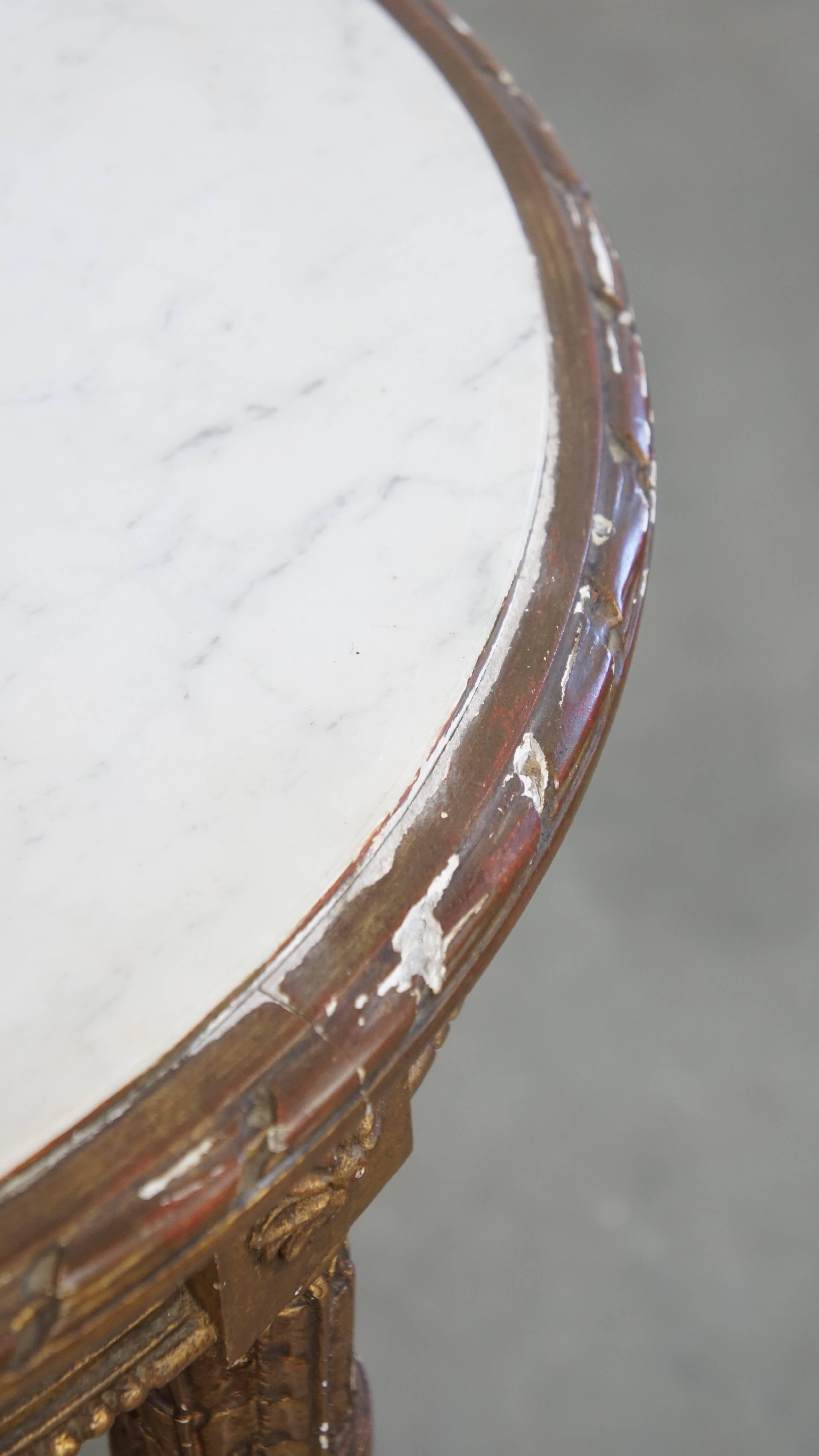 XIXe siècle Antique French table d'appoint ronde dorée avec un plateau en marbre en vente