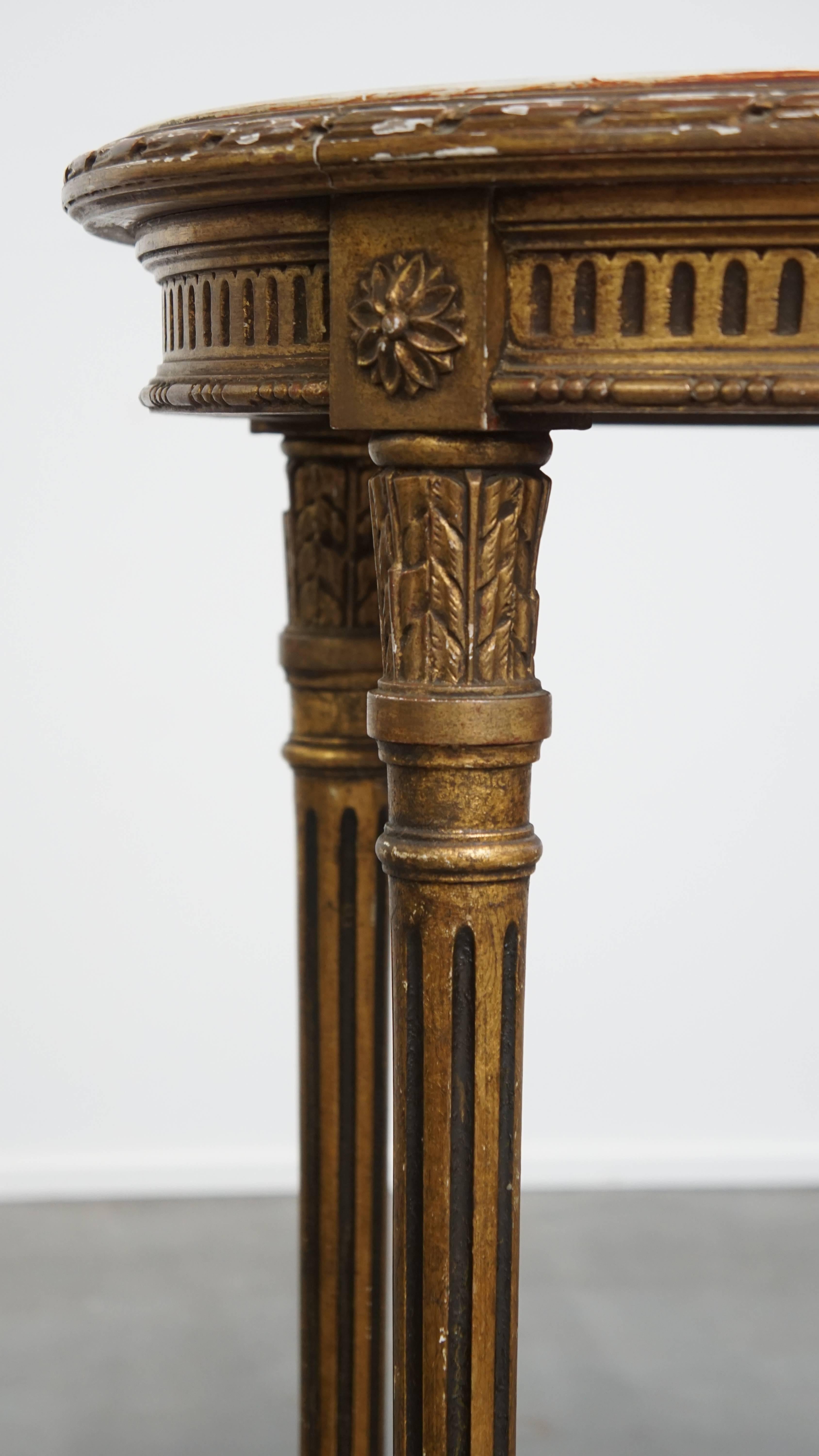 Antique French table d'appoint ronde dorée avec un plateau en marbre État moyen - En vente à Harderwijk, NL