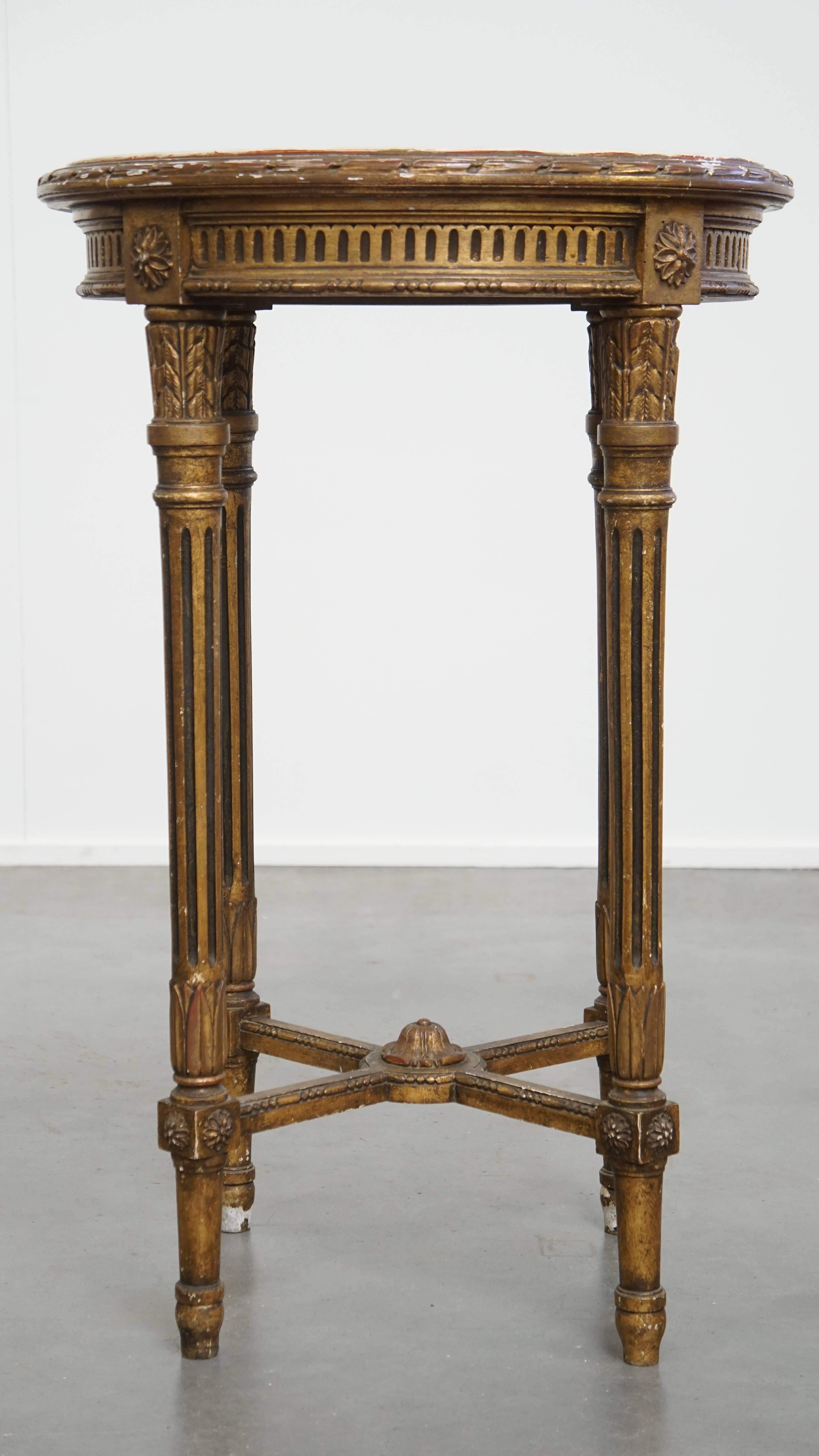 Nous vous proposons cette ancienne table d'appoint en brocante française ronde dorée avec un plateau en marbre.

Cette table d'appoint ronde et ancienne est très belle. Il se compose d'un cadre en bois doré avec de magnifiques détails et d'un