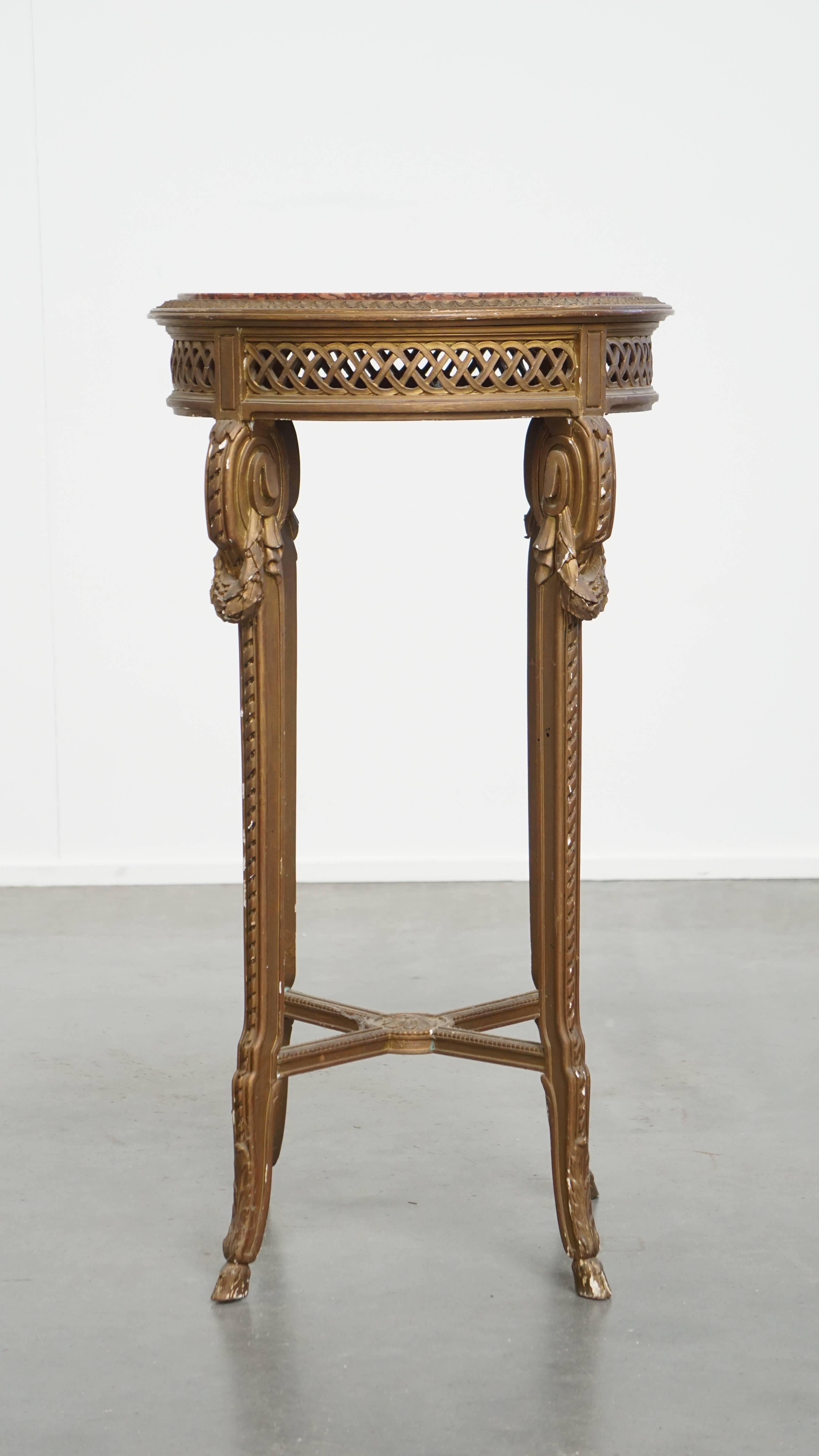 Romain classique Table d'appoint Antique French avec cadre en bois doré et plateau en marbre en vente