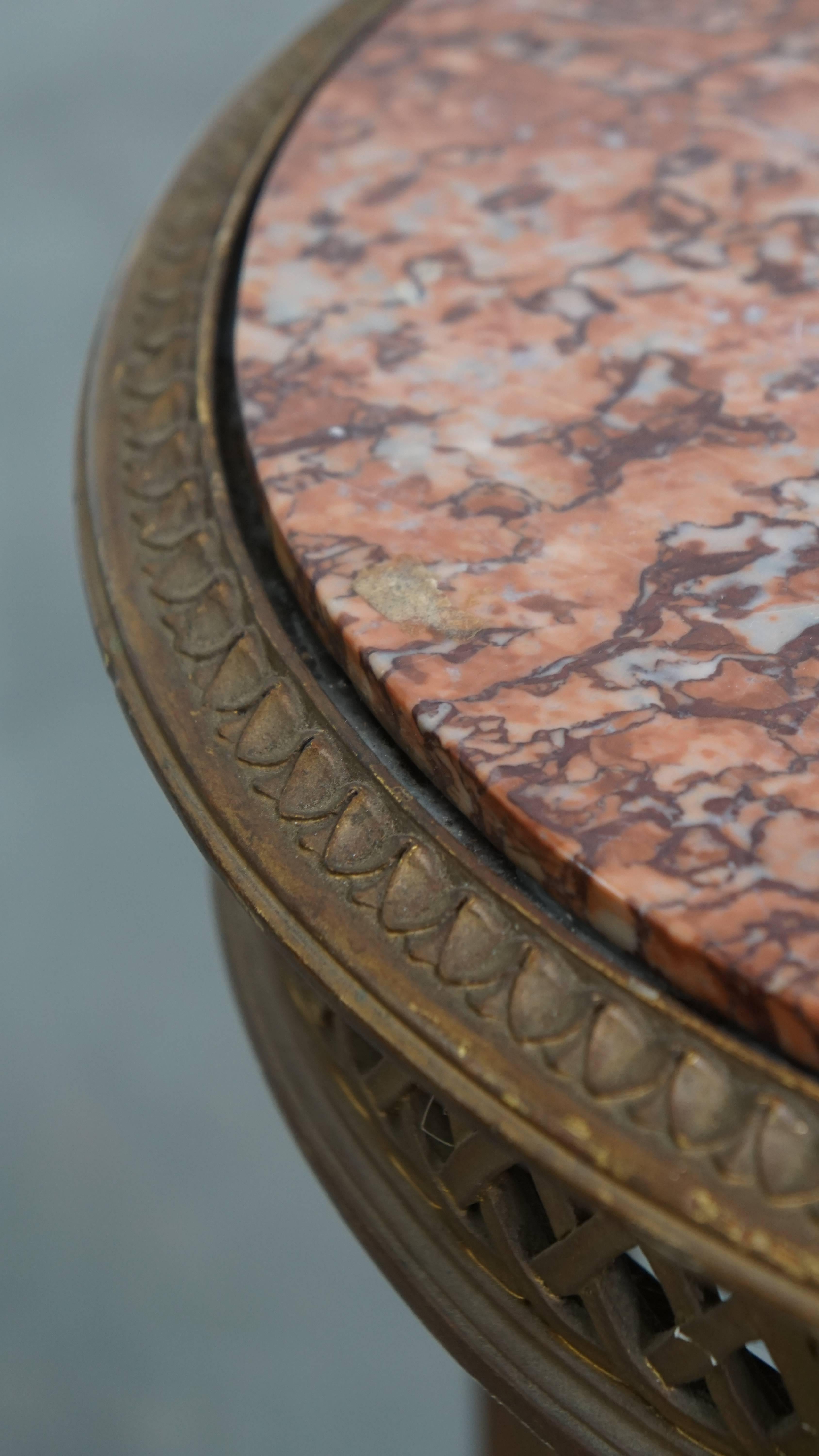 XIXe siècle Table d'appoint Antique French avec cadre en bois doré et plateau en marbre en vente