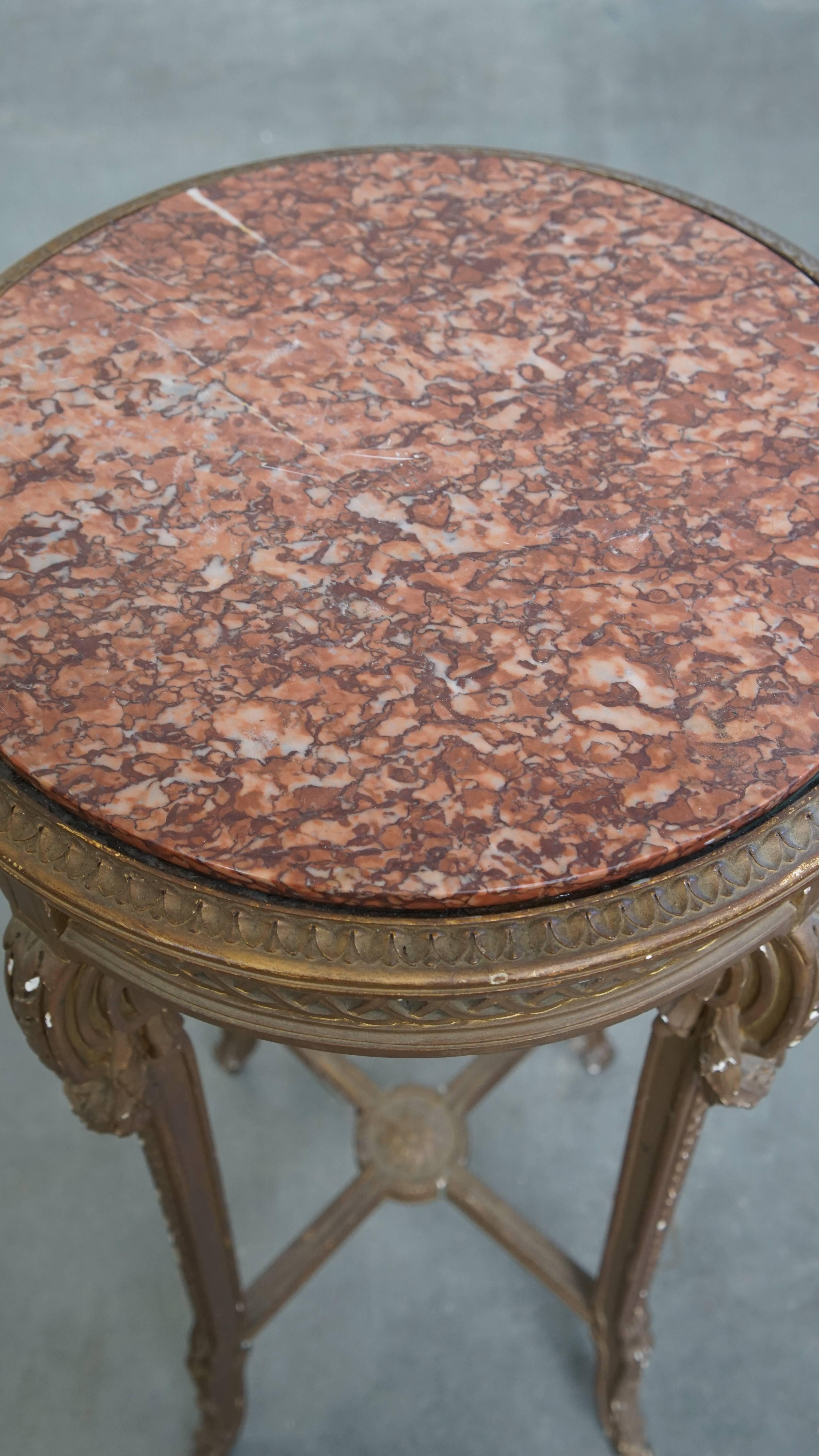 Fait main Table d'appoint Antique French avec cadre en bois doré et plateau en marbre en vente