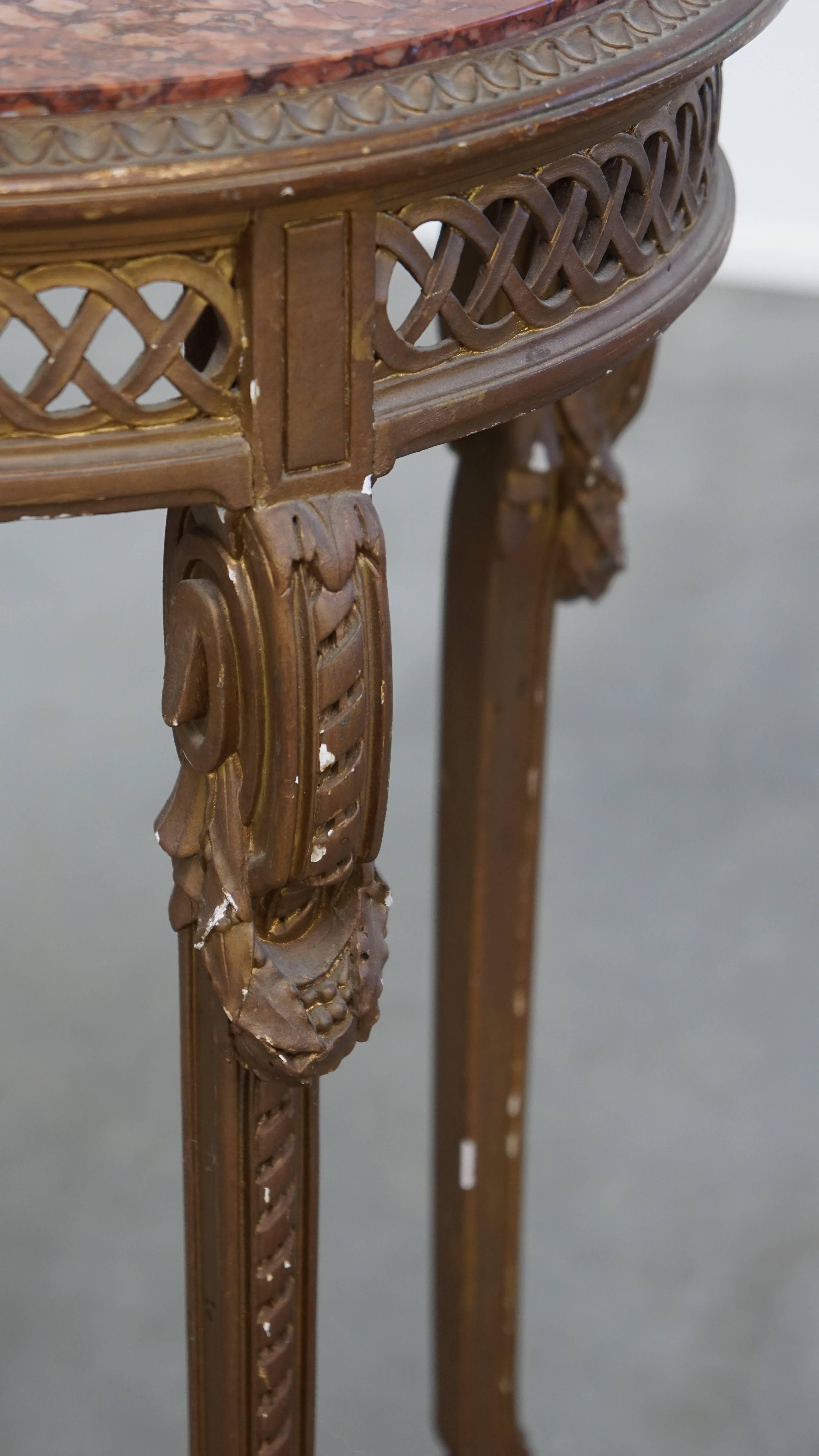 Marbre Table d'appoint Antique French avec cadre en bois doré et plateau en marbre en vente