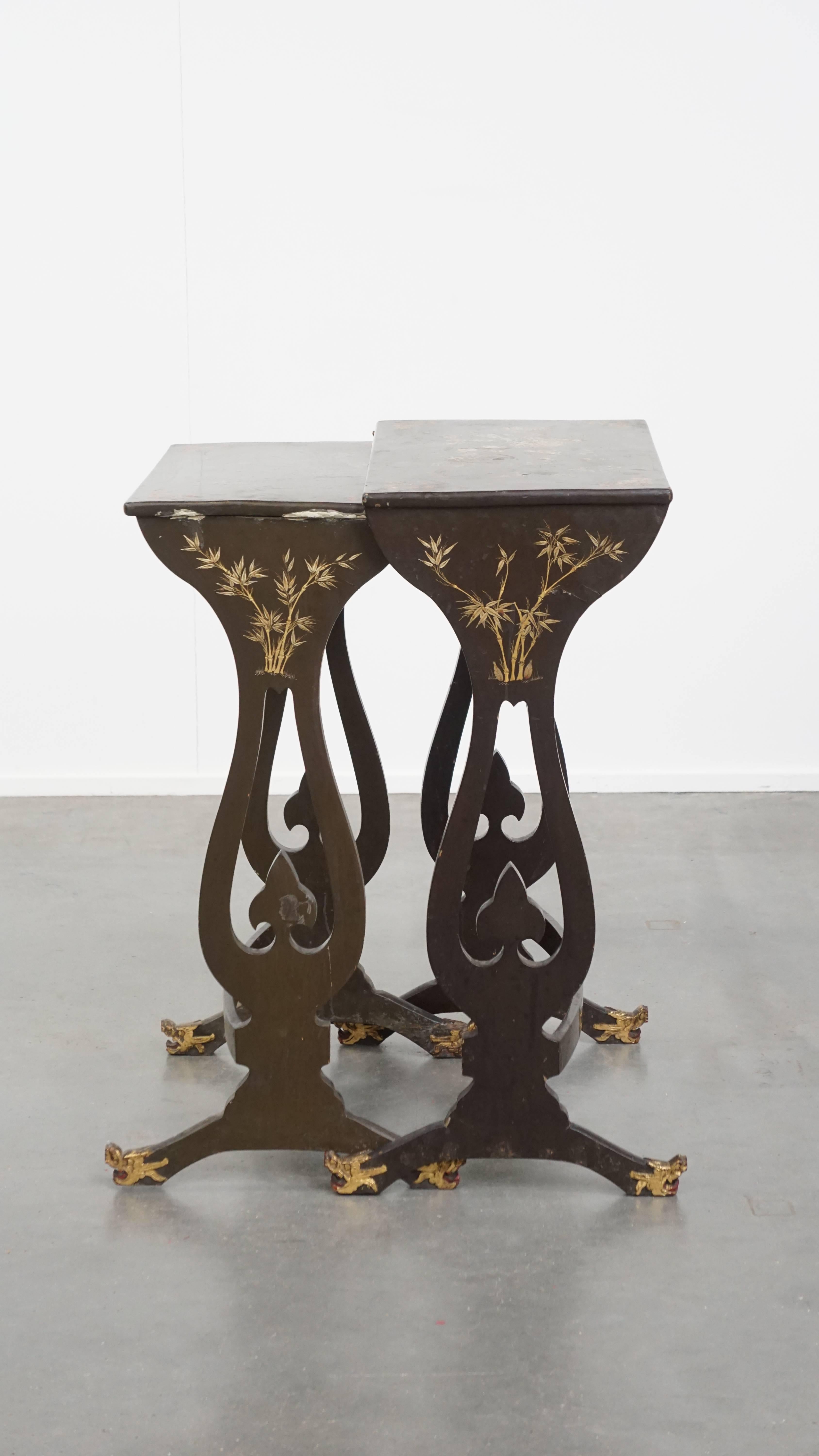 Set of 2 vintage Japanese lacquered side tables In Fair Condition For Sale In Harderwijk, NL