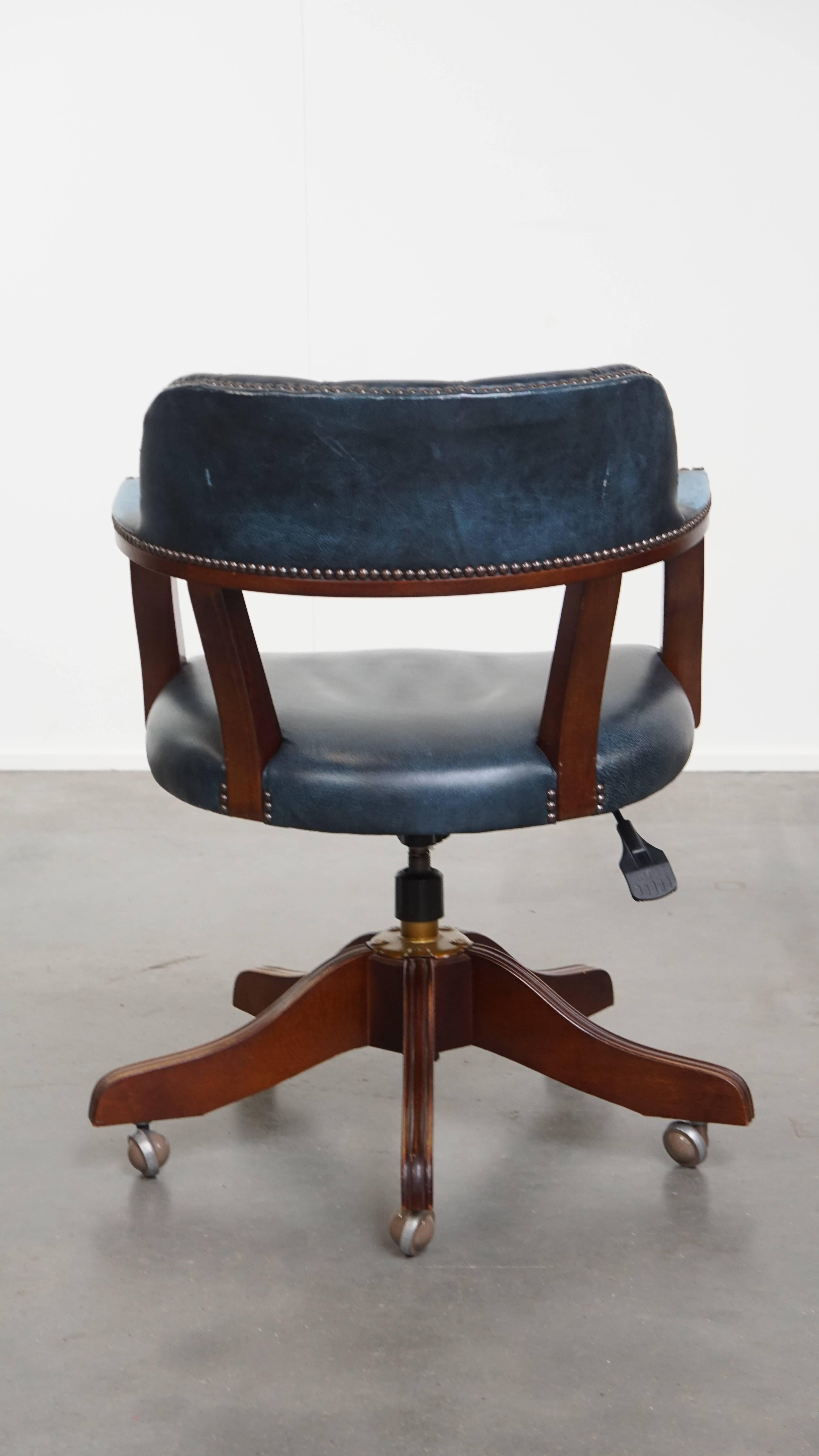 Schreibtisch und ein Chesterfield-Bürostuhl aus blauem Rindsleder im Angebot 9
