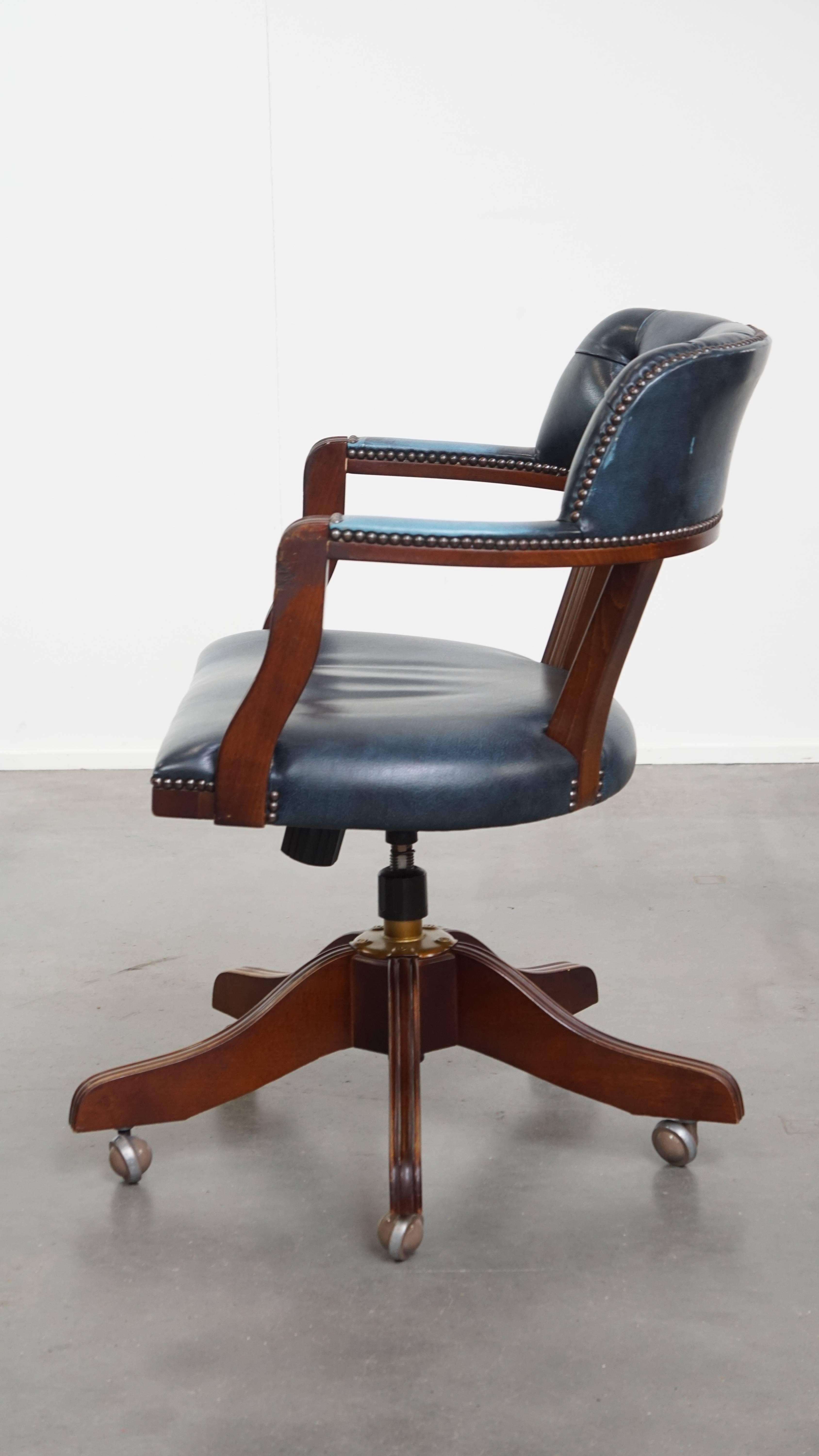 Schreibtisch und ein Chesterfield-Bürostuhl aus blauem Rindsleder im Angebot 10