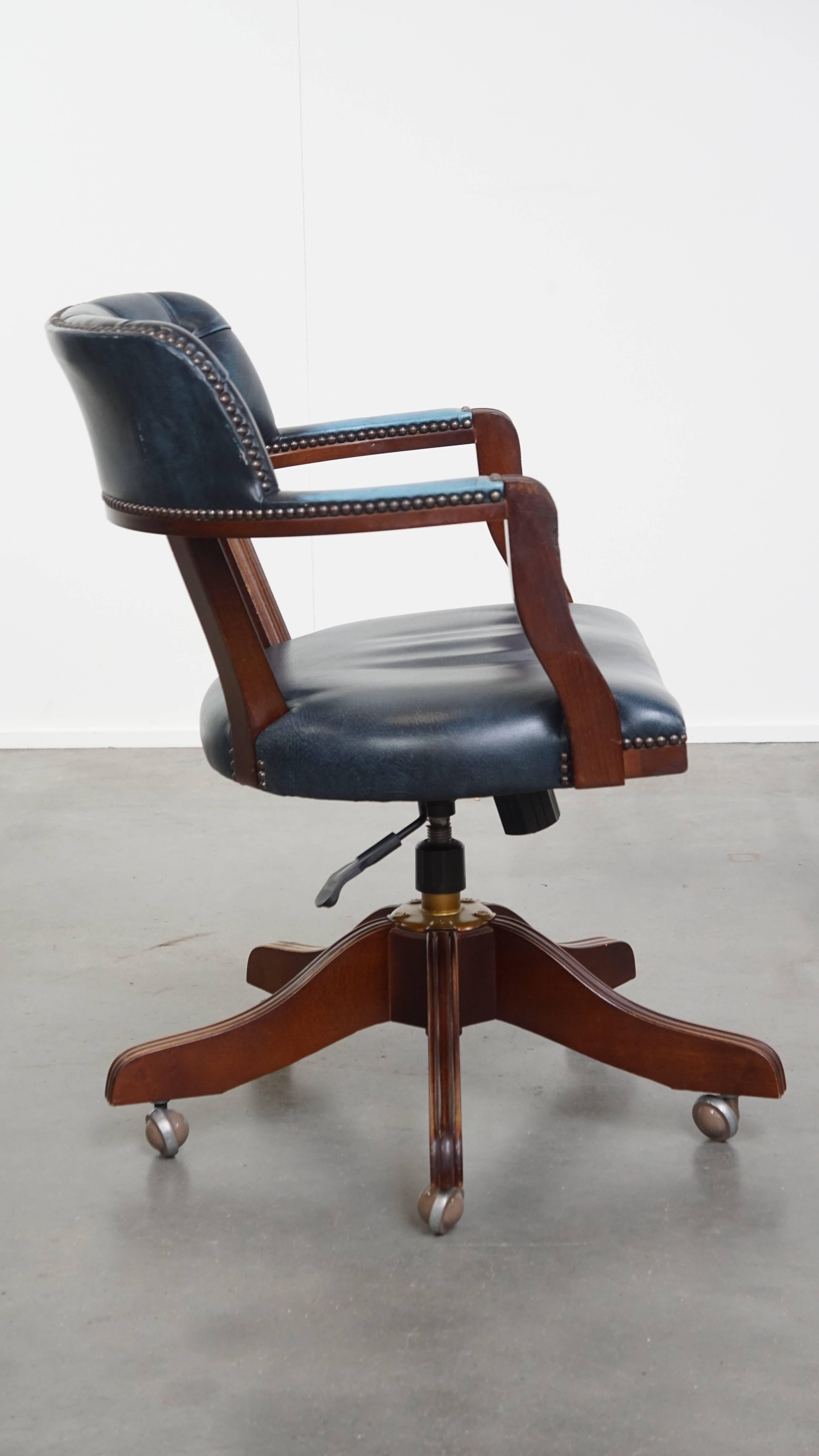 Schreibtisch und ein Chesterfield-Bürostuhl aus blauem Rindsleder im Angebot 8