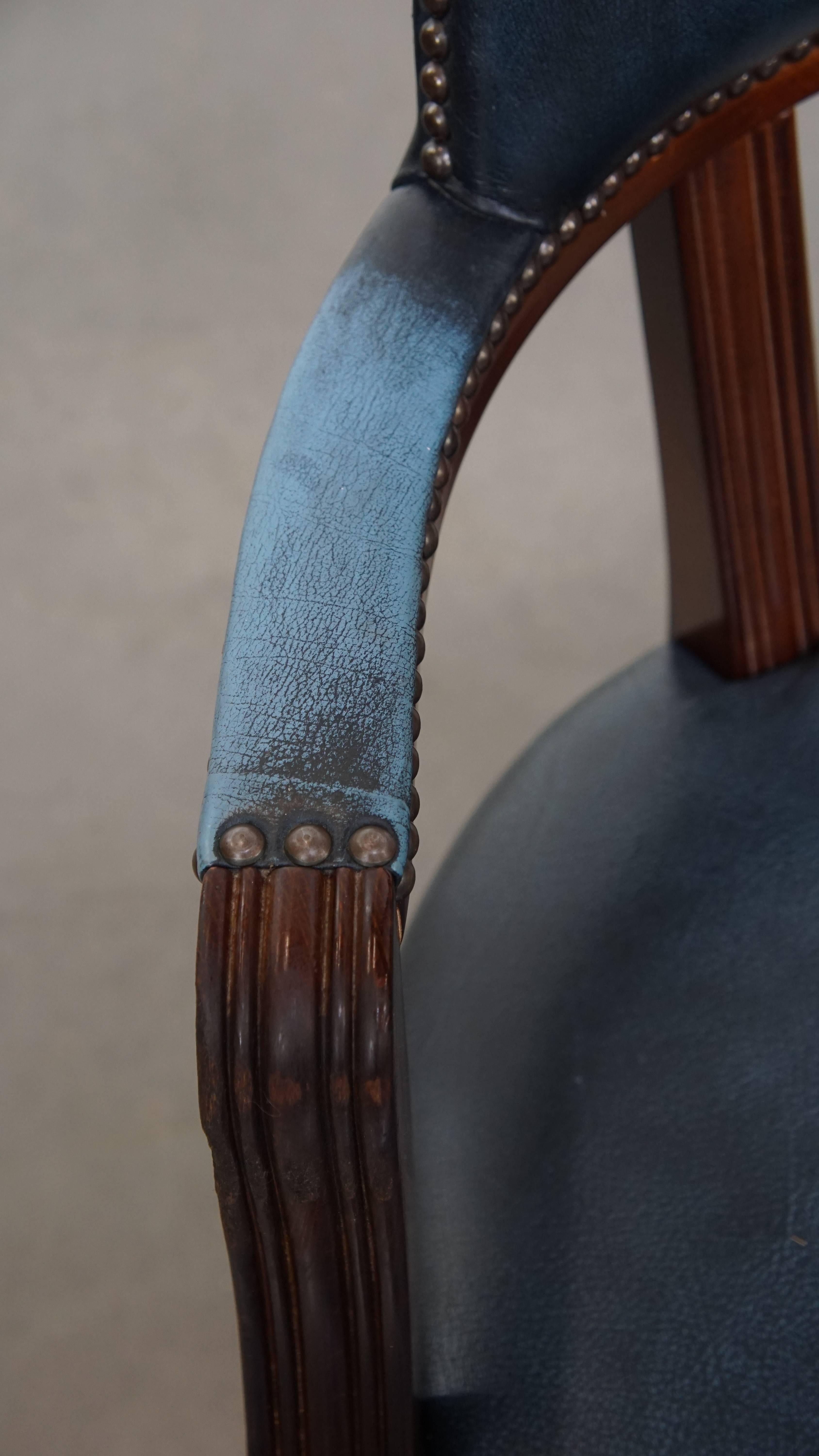 Schreibtisch und ein Chesterfield-Bürostuhl aus blauem Rindsleder im Angebot 12