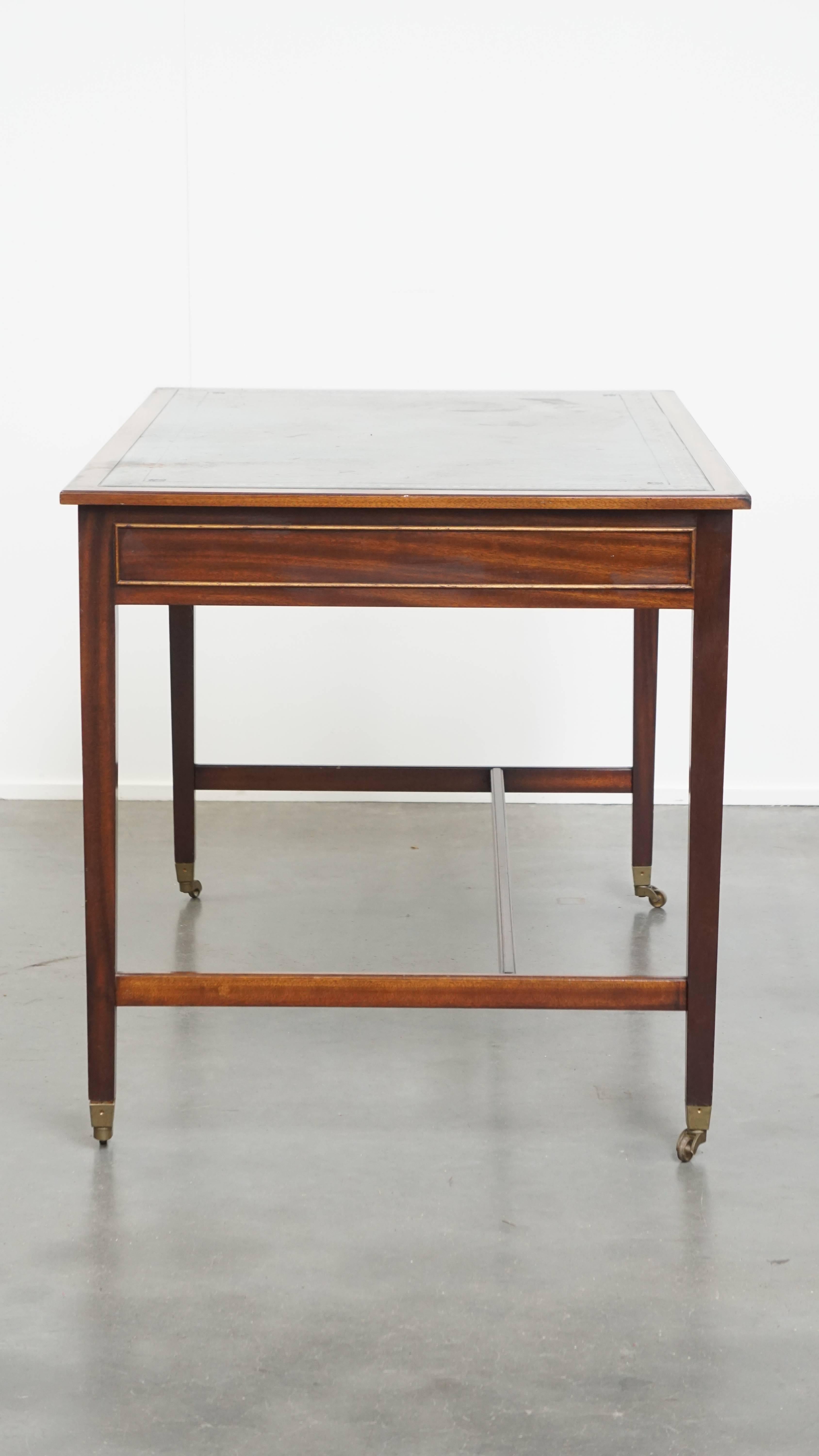 Writing desk/desk on wheels in English style with a blue leather top In Fair Condition For Sale In Harderwijk, NL