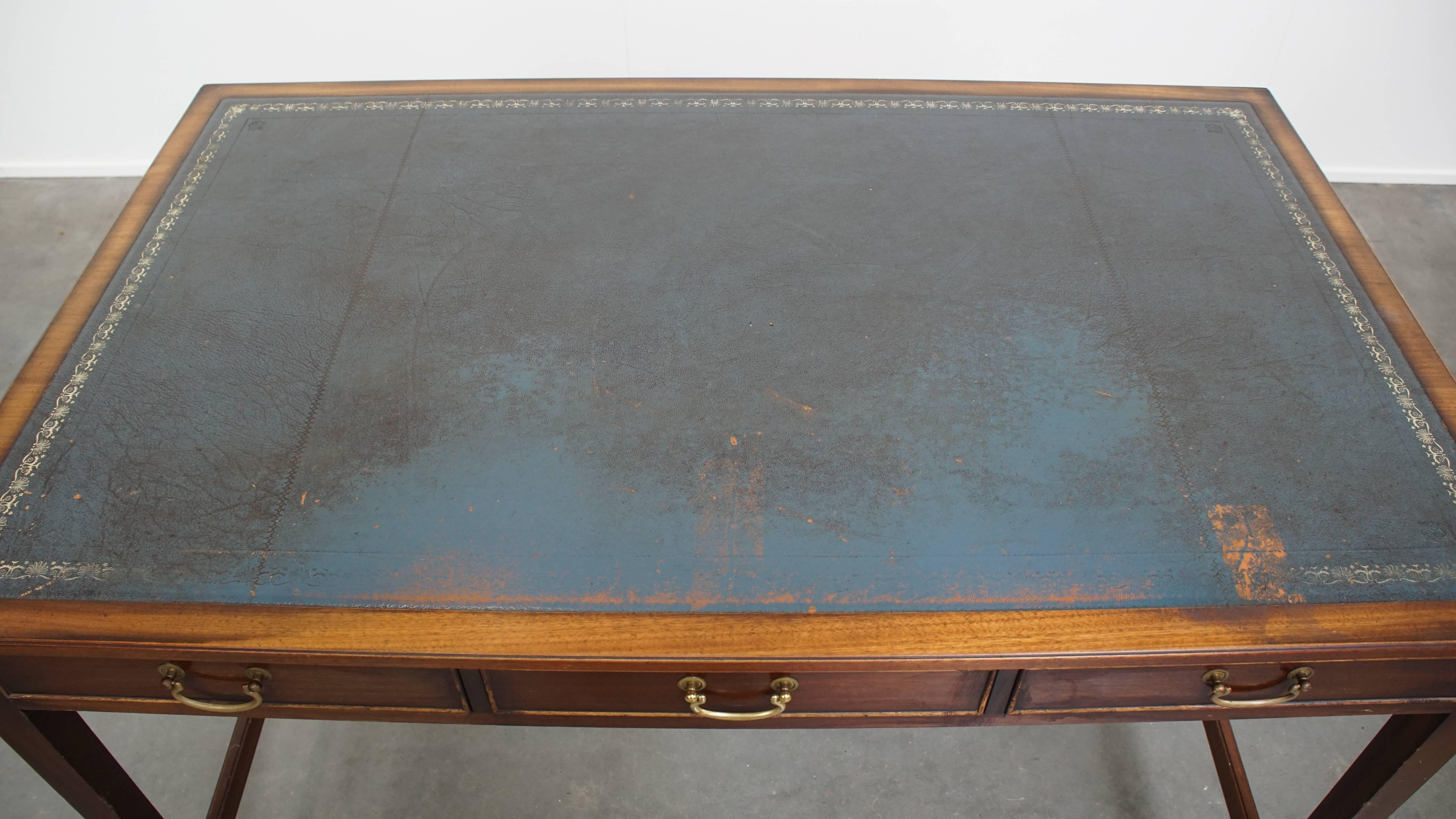 20th Century Writing desk/desk on wheels in English style with a blue leather top For Sale