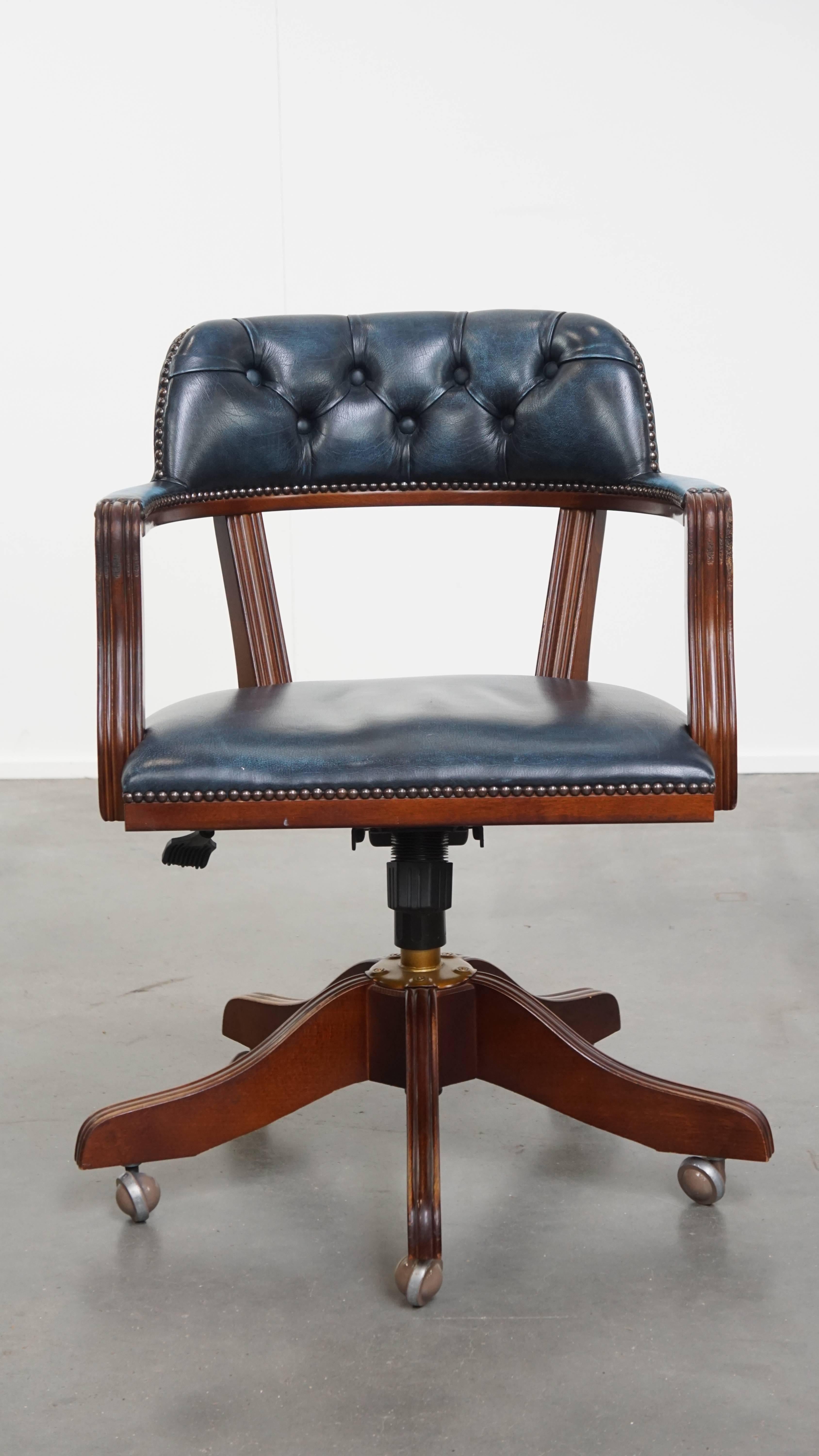 Offert ce classique et intemporel fauteuil de bureau Chesterfield en cuir de vachette bleu et bois de style anglais.

Cette belle chaise de bureau Chesterfield classique en cuir de vache bleu et en bois de style anglais s'adapte à presque tous les