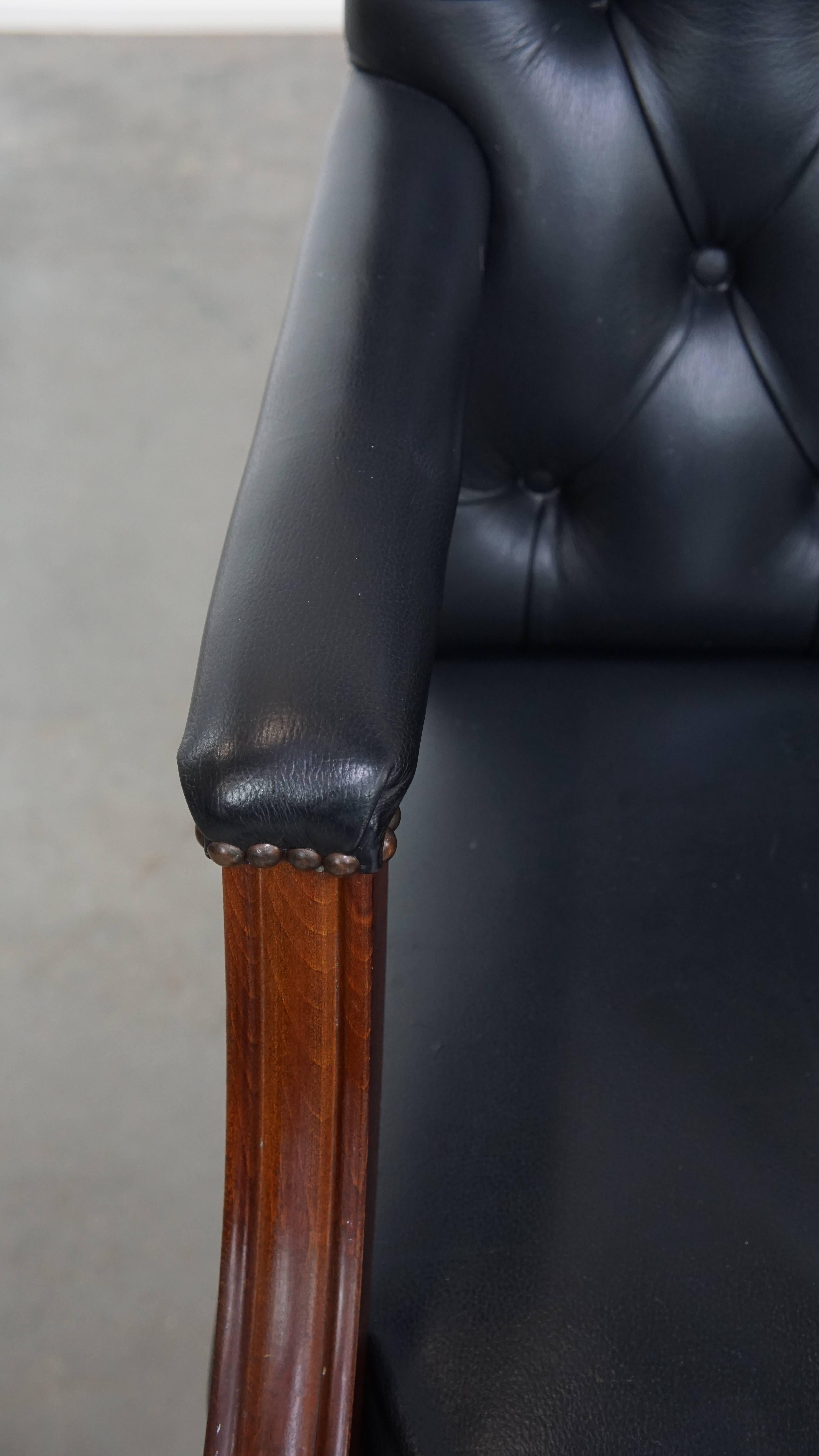 Dunkelblau/schwarzes Rindsleder Chesterfield Bürostuhl auf Rollen im Angebot 1