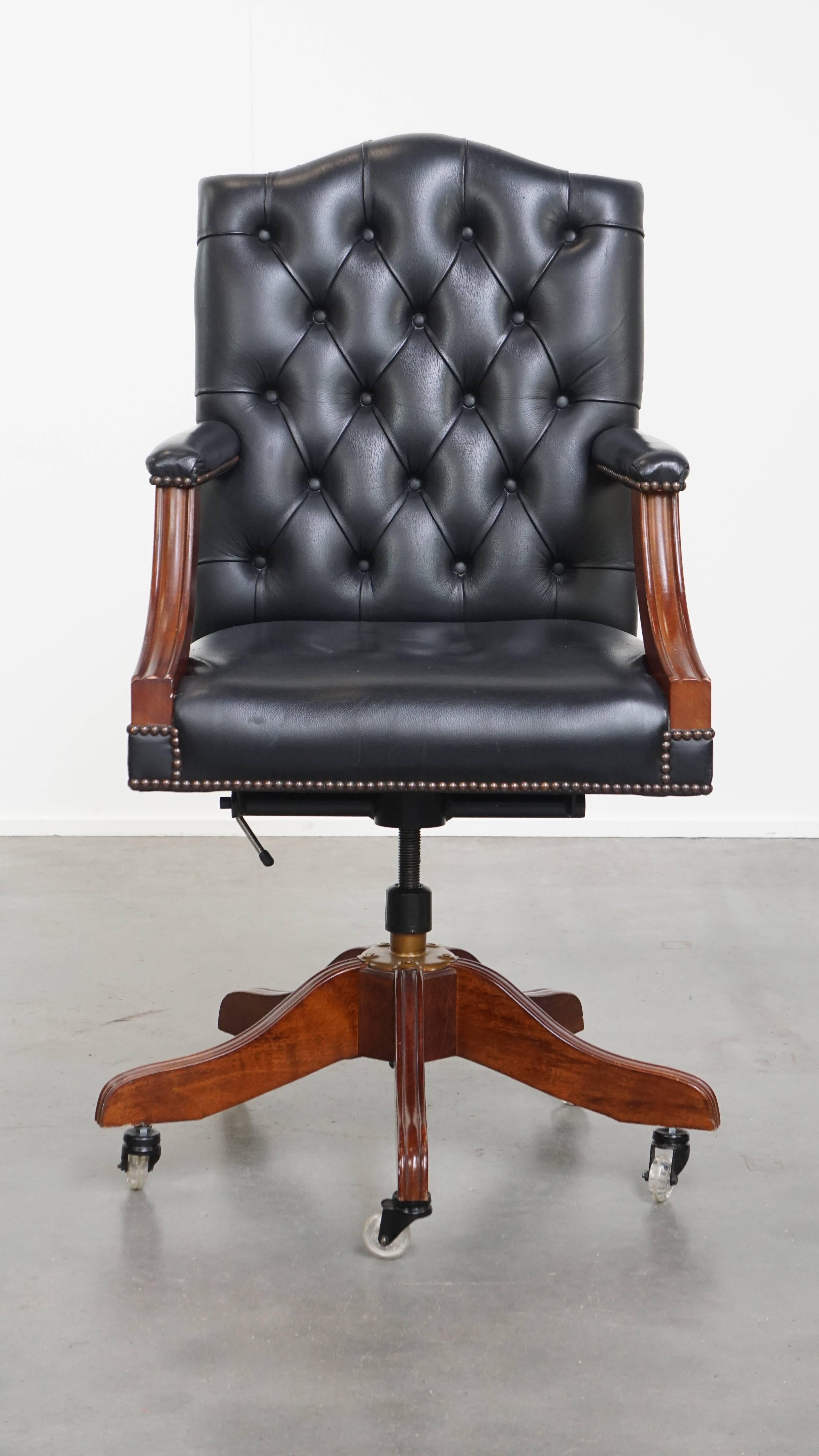 Dieser schöne Chesterfield-Bürostuhl aus dunklem Leder und Holz im englischen Stil passt zu fast jedem Einrichtungsstil. Er ist eine perfekte zeitlose und klassische Ergänzung für den von Ihnen gewählten Raum. Dieser Bürostuhl ist auf Rollen