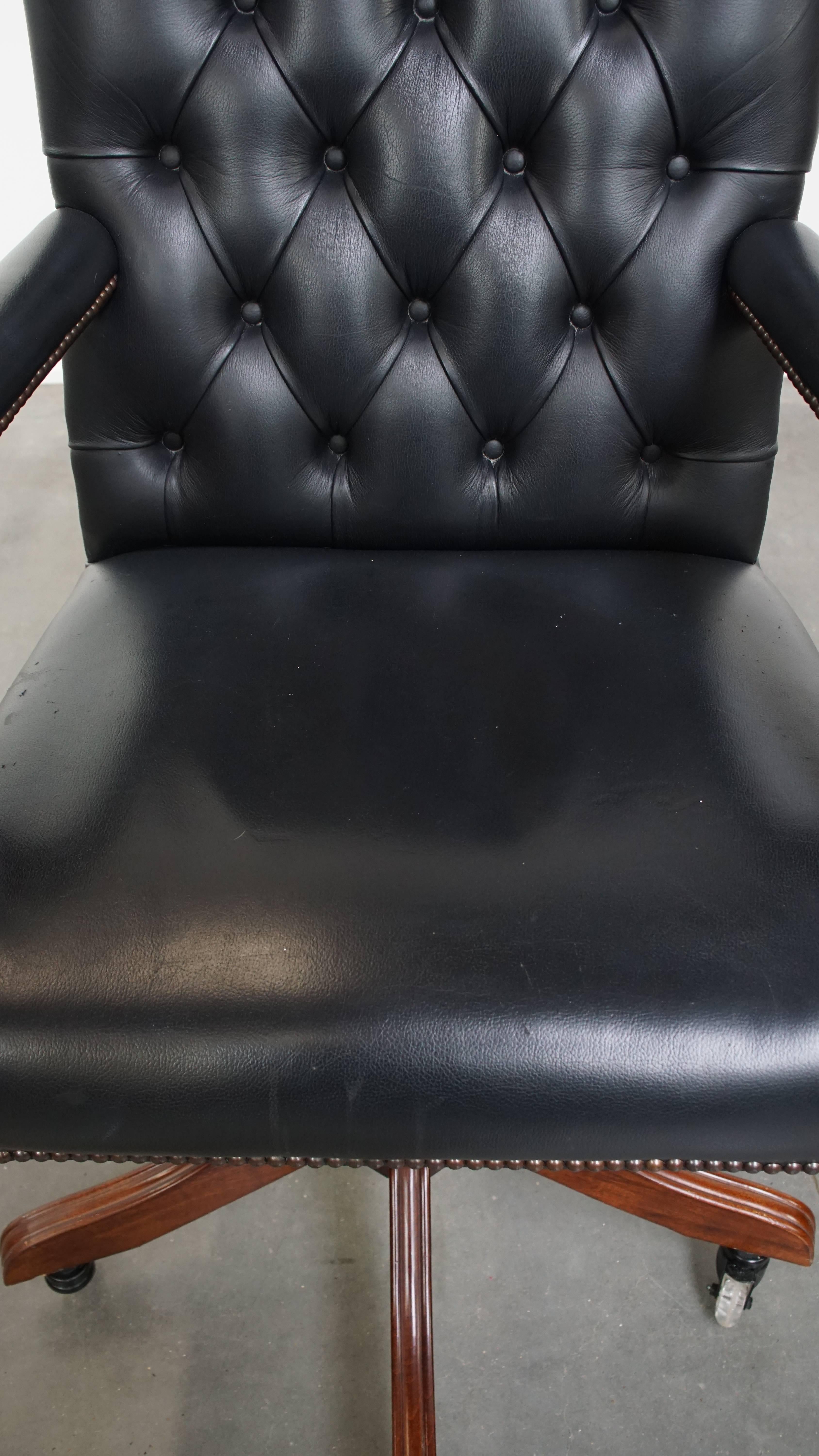 Dunkelblau/schwarzes Rindsleder Chesterfield Bürostuhl auf Rollen (20. Jahrhundert) im Angebot