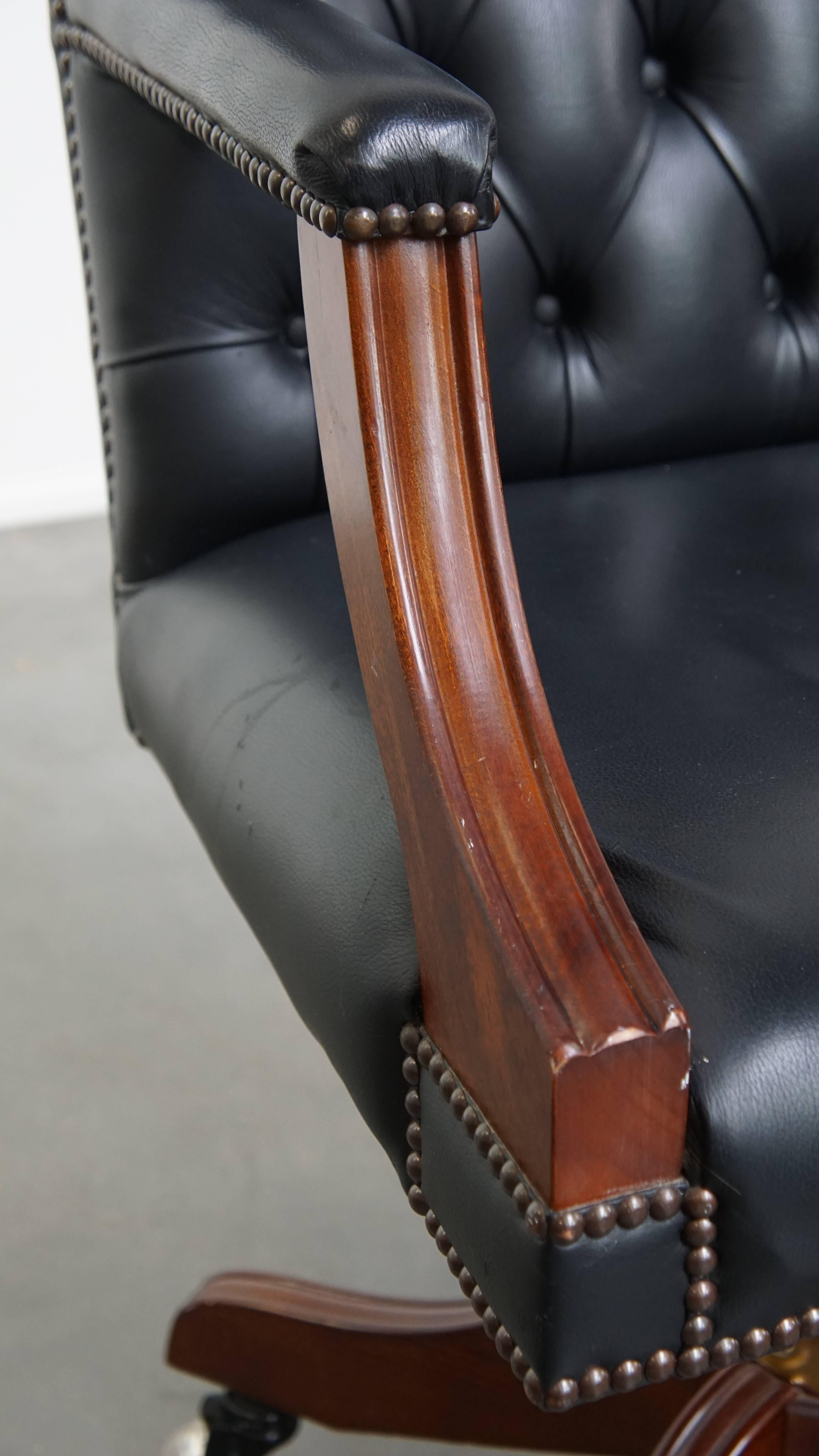 Dunkelblau/schwarzes Rindsleder Chesterfield Bürostuhl auf Rollen im Angebot 5