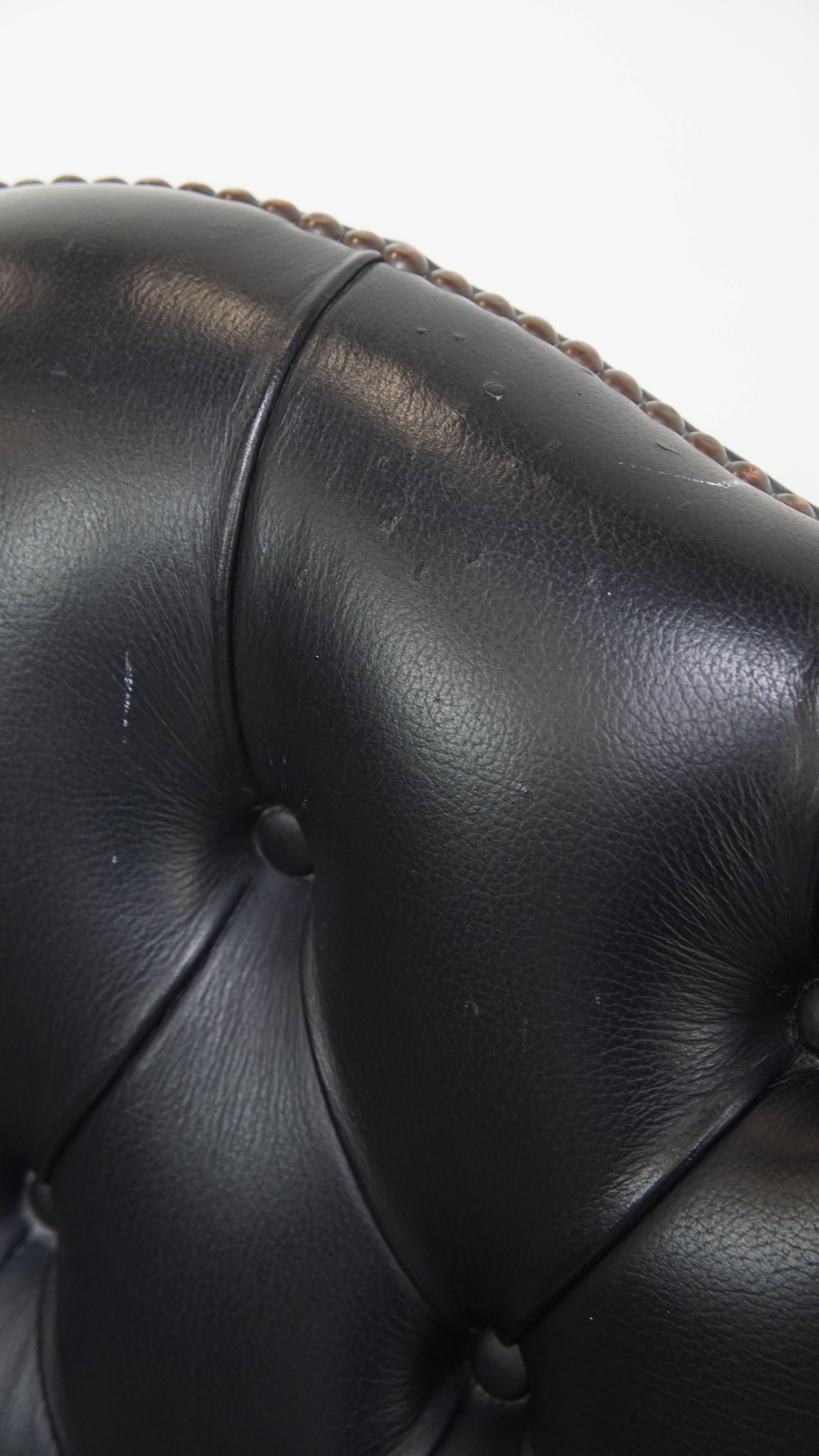 Dunkelblau/schwarzes Rindsleder Chesterfield Bürostuhl auf Rollen im Angebot 3