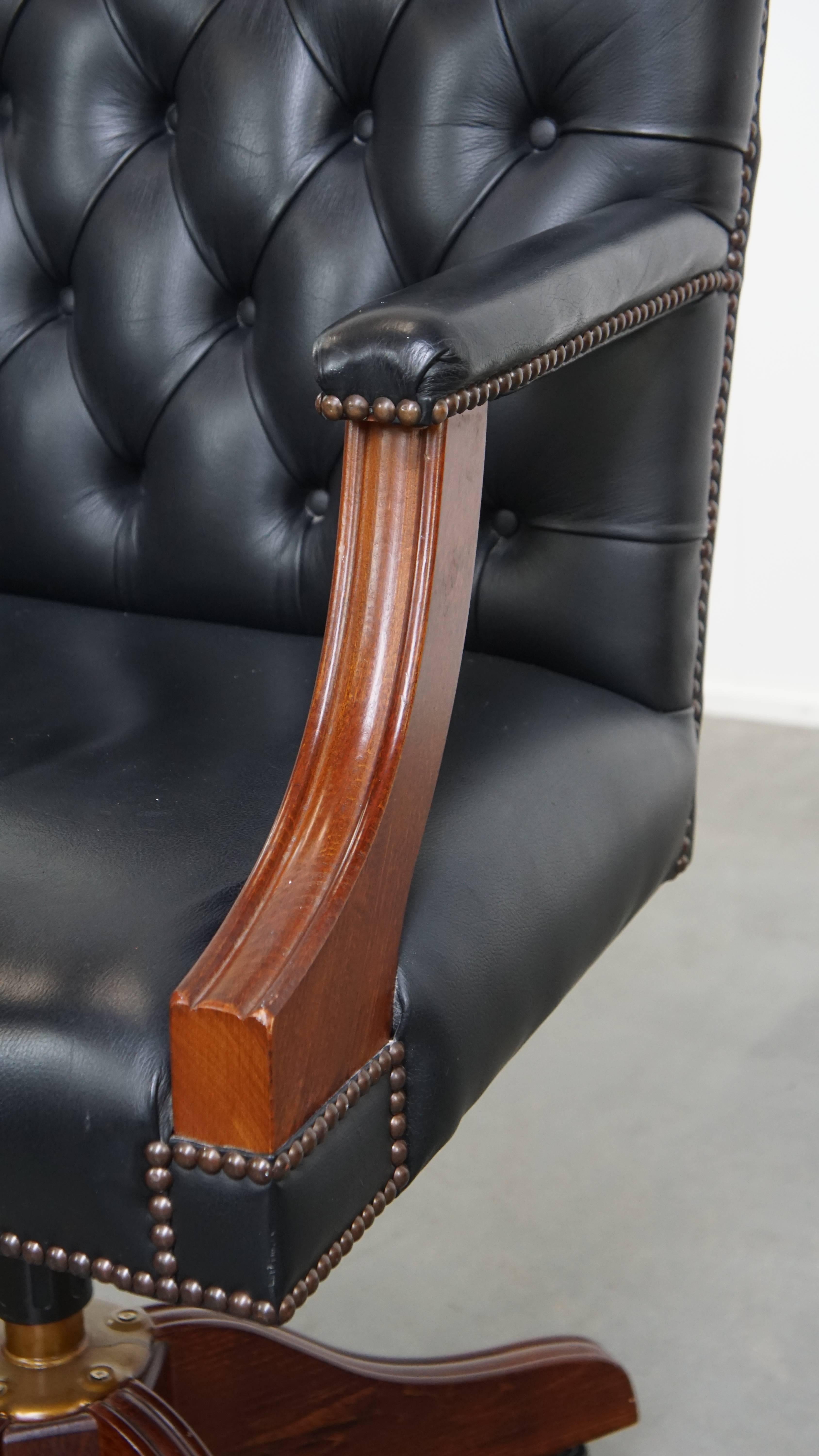 Dunkelblau/schwarzes Rindsleder Chesterfield Bürostuhl auf Rollen im Angebot 6