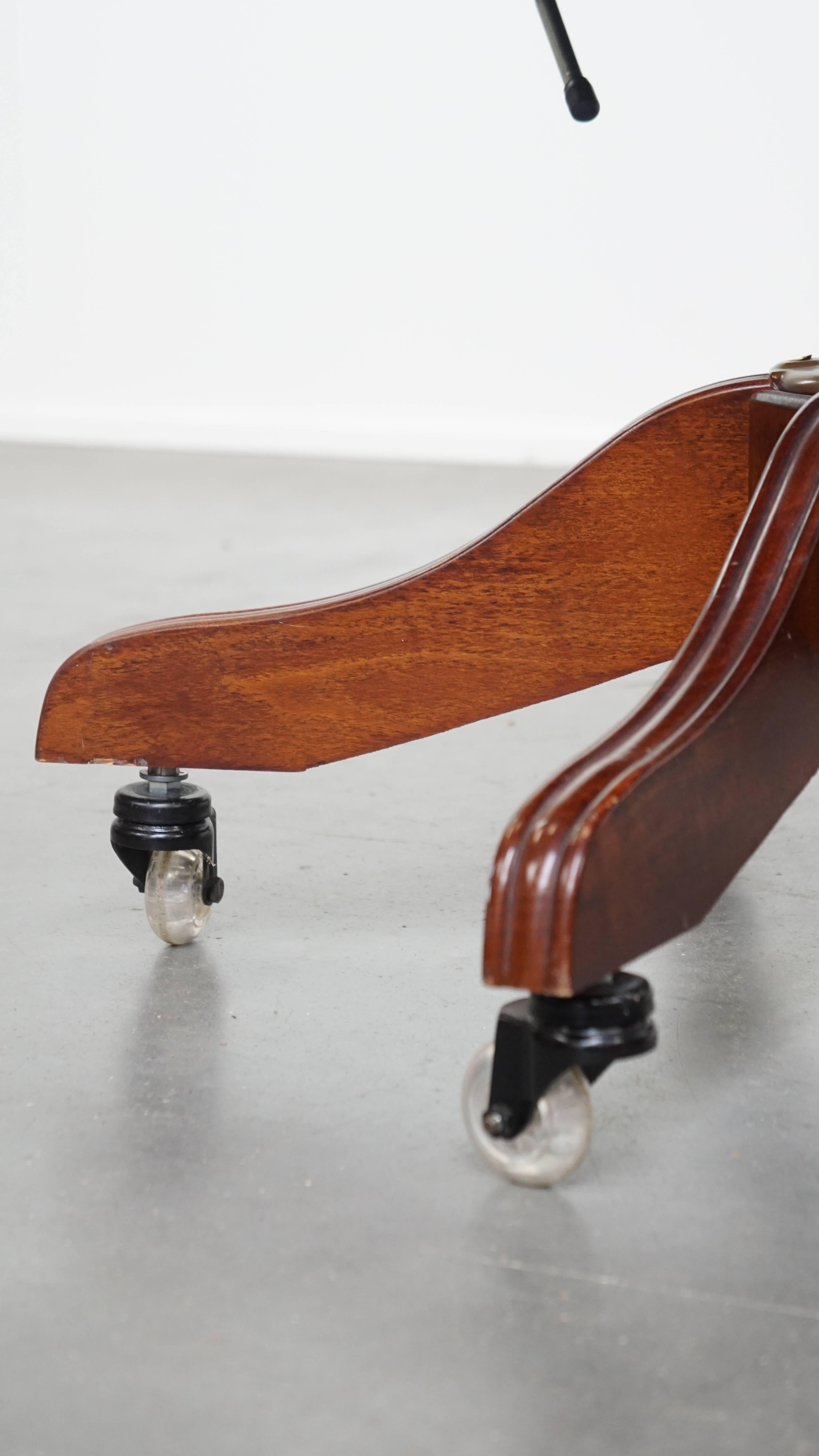 Dunkelblau/schwarzes Rindsleder Chesterfield Bürostuhl auf Rollen im Angebot 8