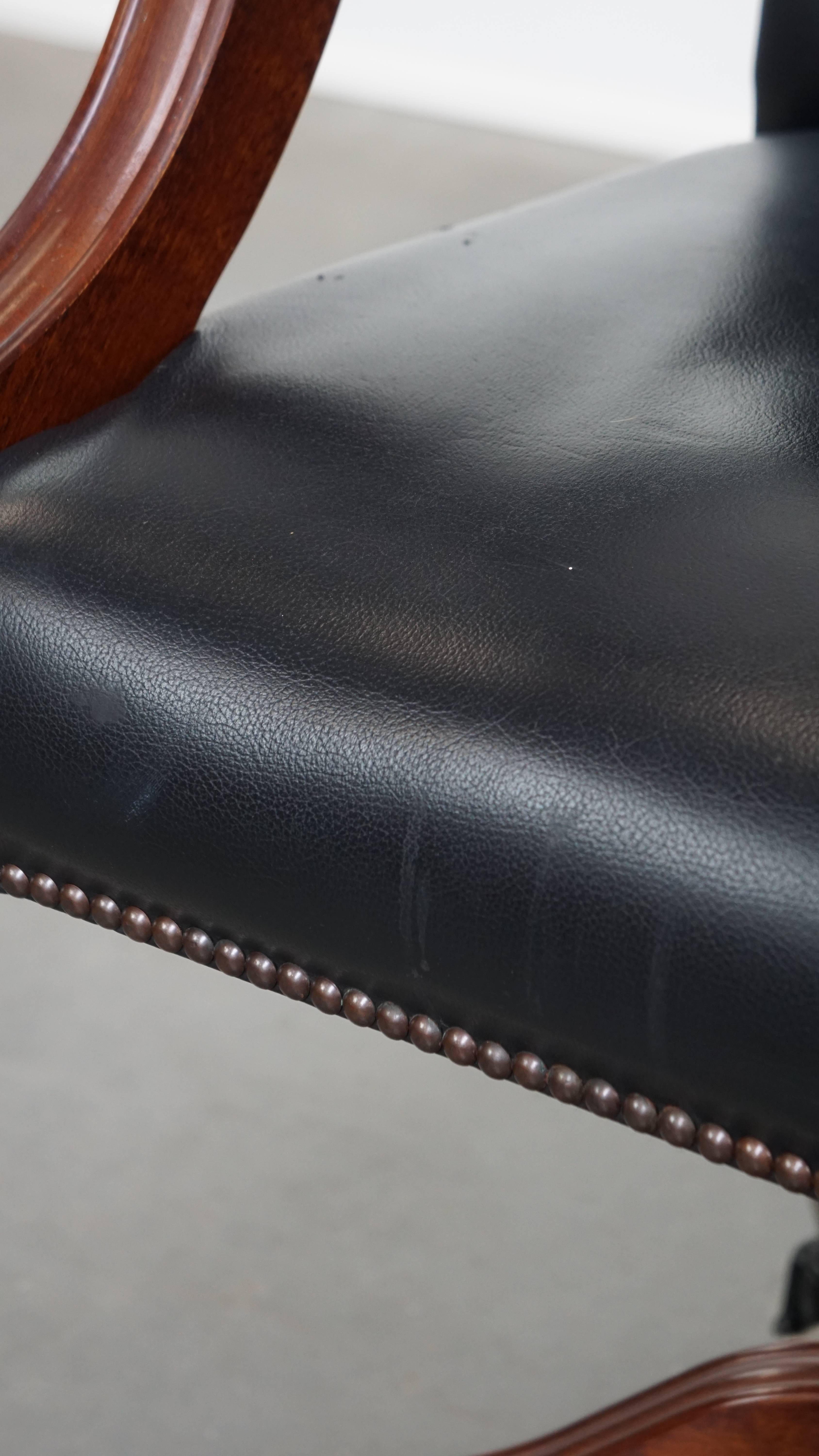 Dunkelblau/schwarzes Rindsleder Chesterfield Bürostuhl auf Rollen im Angebot 9
