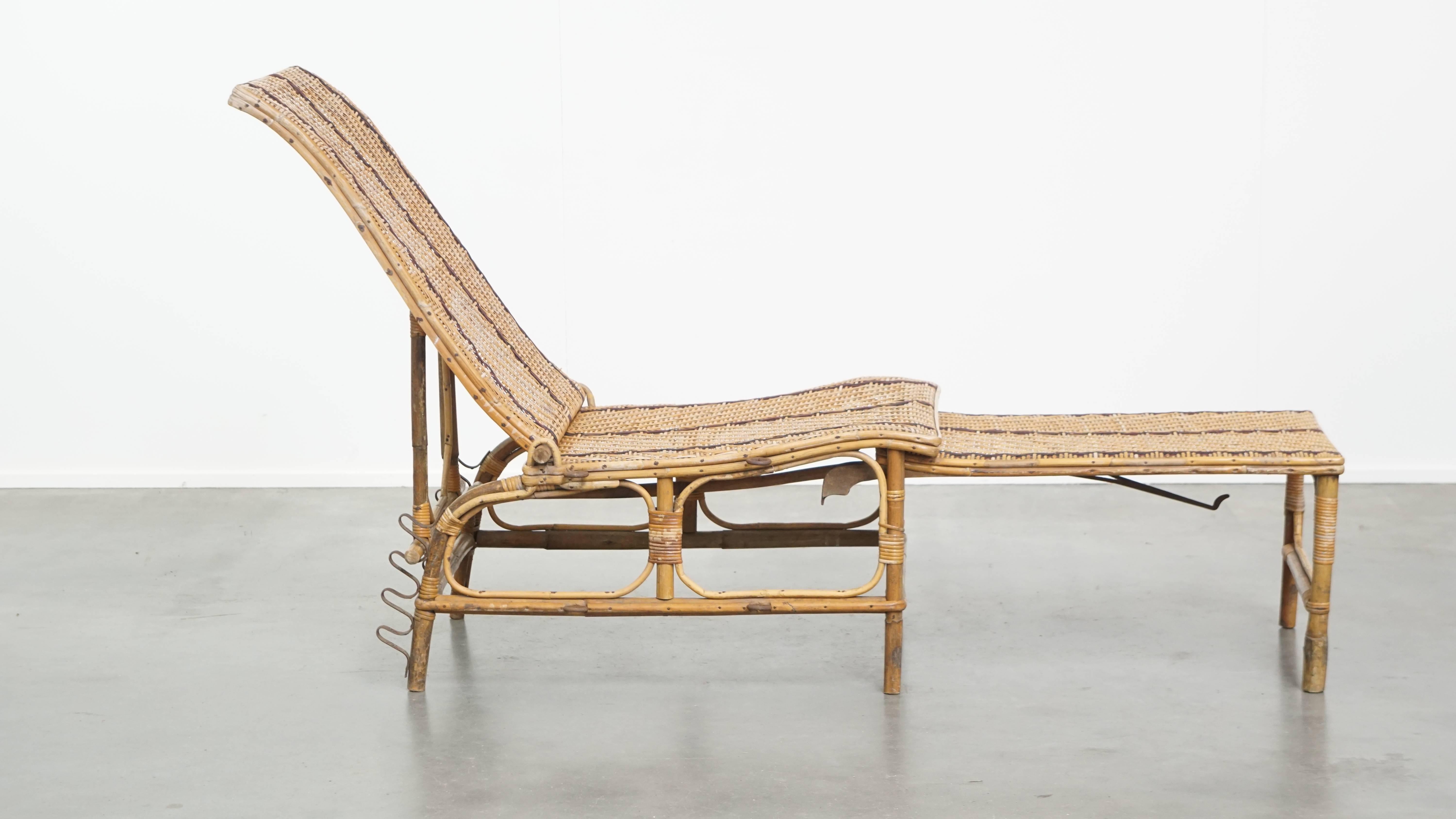 Cette étonnante chaise longue en rotin de charme peut être pliée, ce qui permet de la ranger ou de l'emporter facilement. Une fois déplié, il est merveilleusement confortable et très esthétique. Il peut facilement être placé à l'extérieur, par
