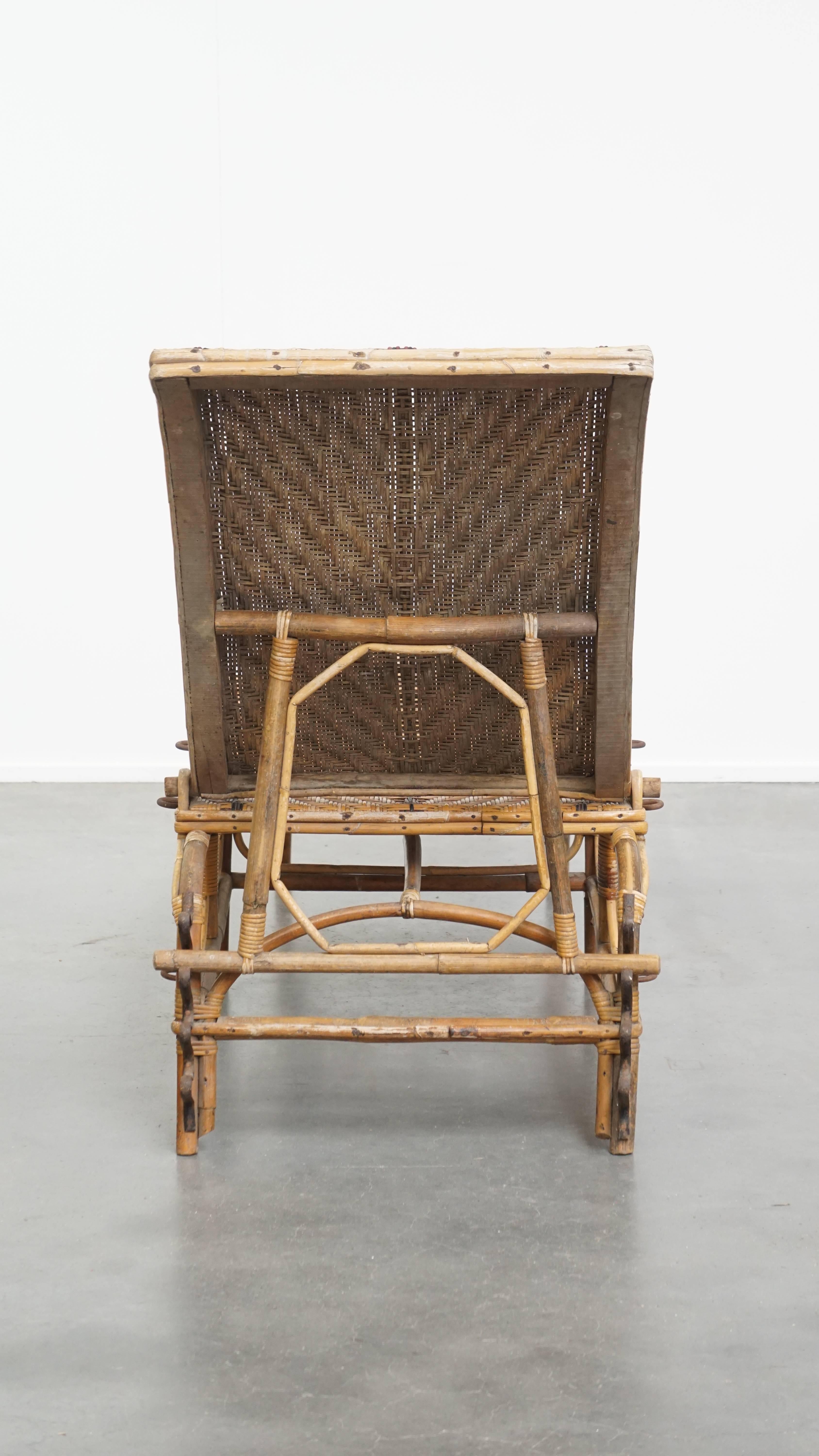 Fait main Chaise longue pliante en rotin vintage français en vente