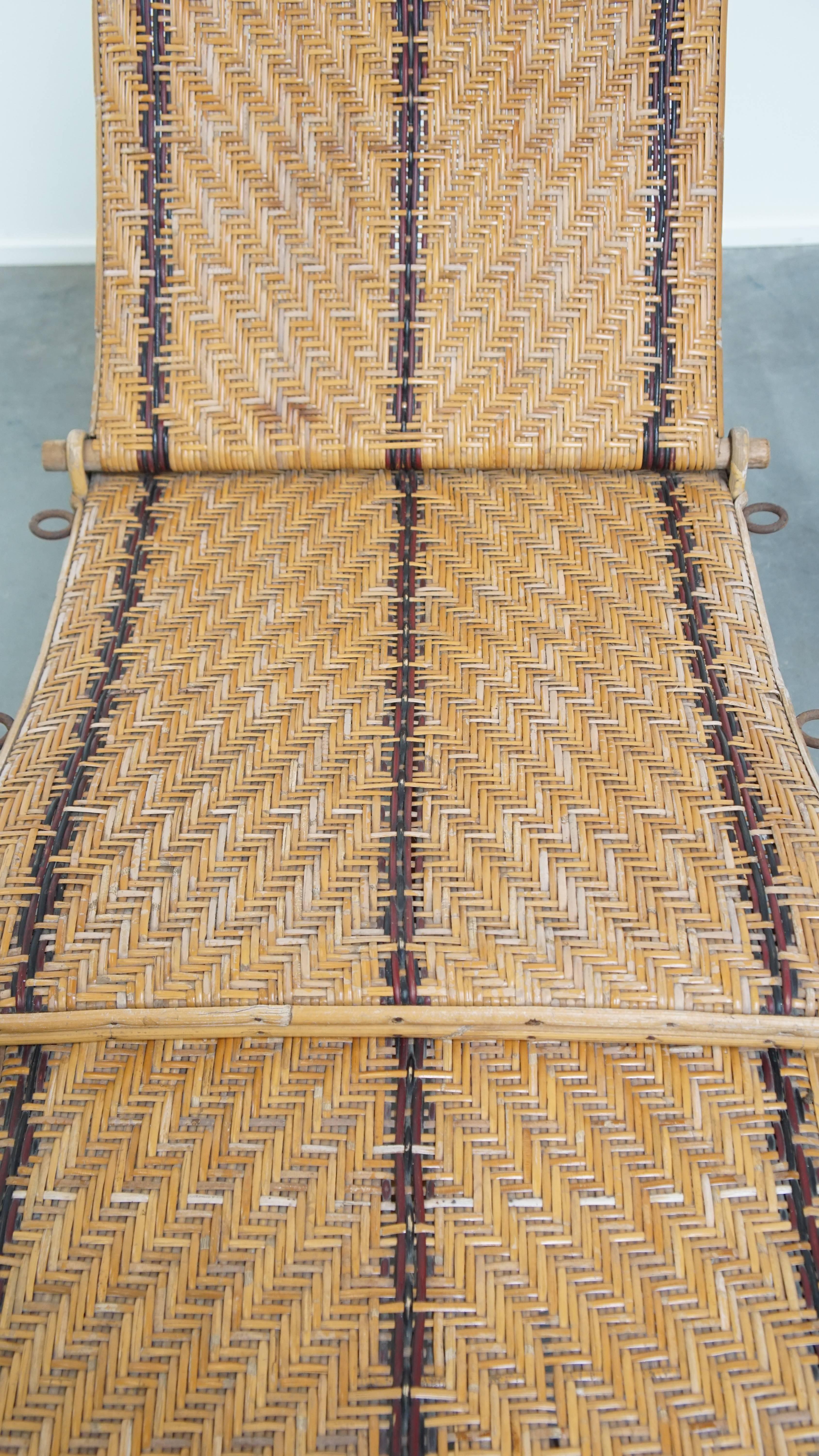 20ième siècle Chaise longue pliante en rotin vintage français en vente
