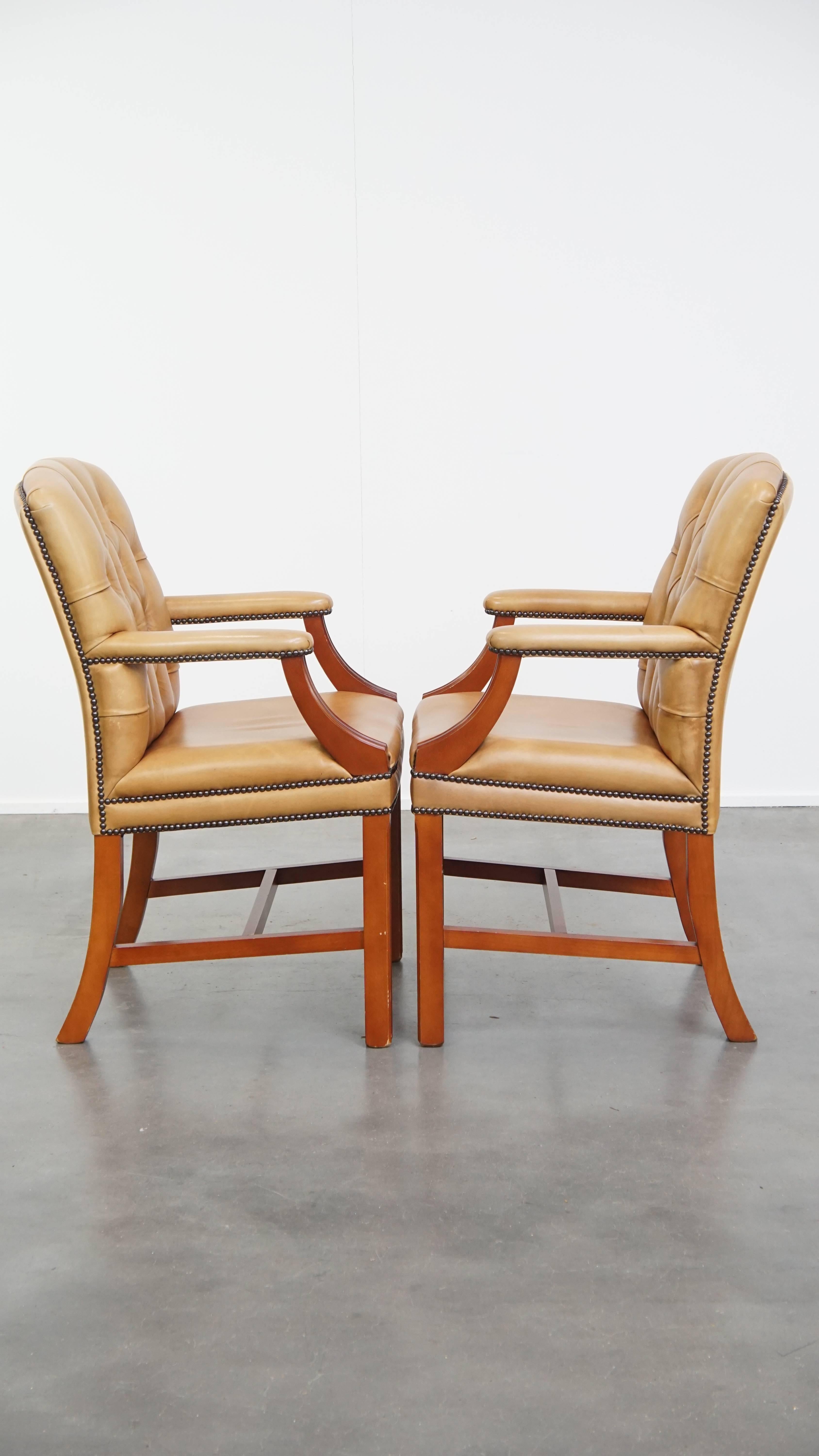 Juego de 5 Sillas de Comedor Chesterfield de Piel de Vacuno en Color Cognac Claro Hecho a mano en venta