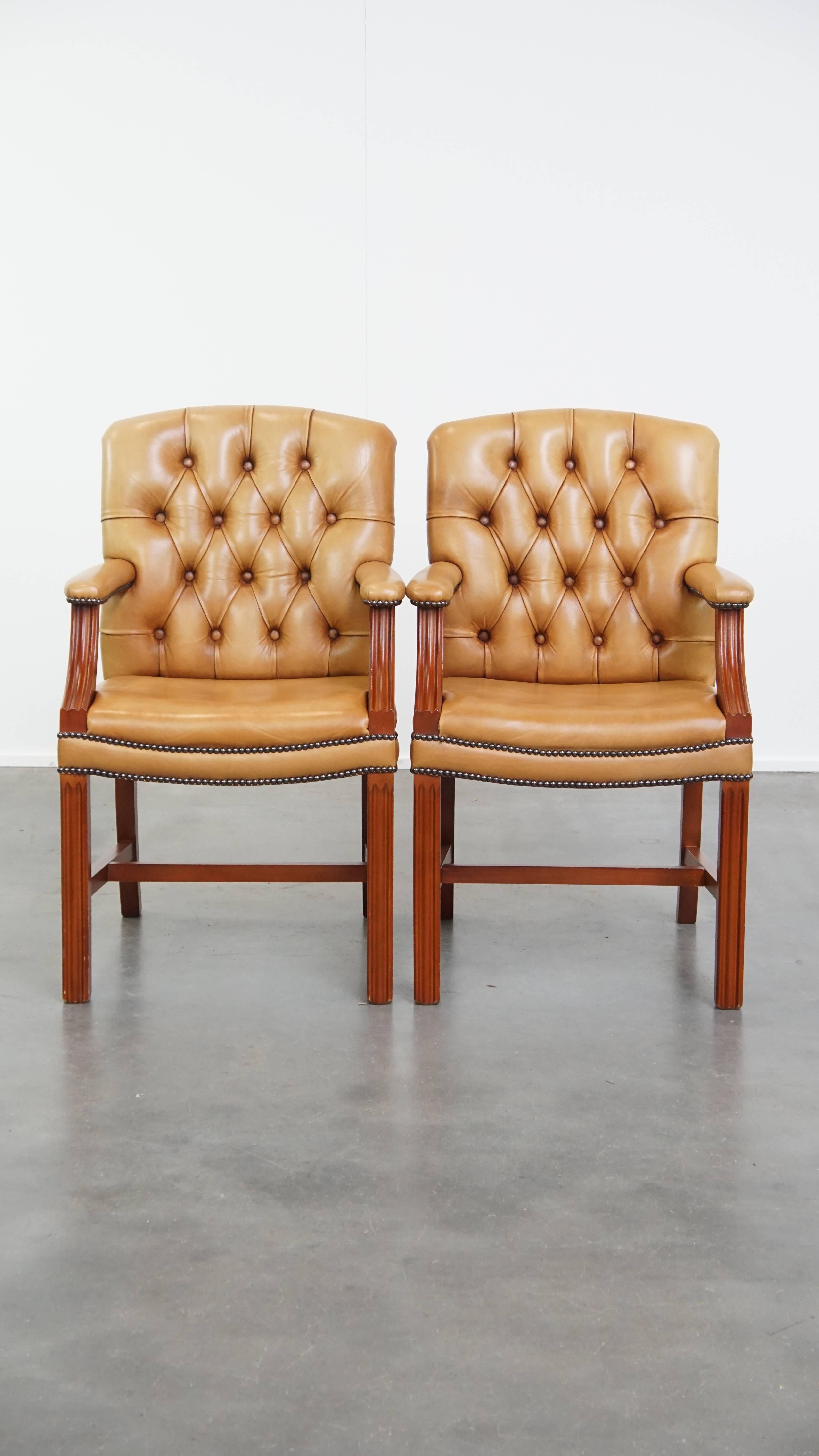 Te ofrecemos este conjunto de 5 hermosos y lujosos sillones Chesterfield de piel de vacuno en color coñac claro.
Este impresionante conjunto de cinco sillones Chesterfield desprende lujo y elegancia. Las sillas están fabricadas con piel de vacuno de