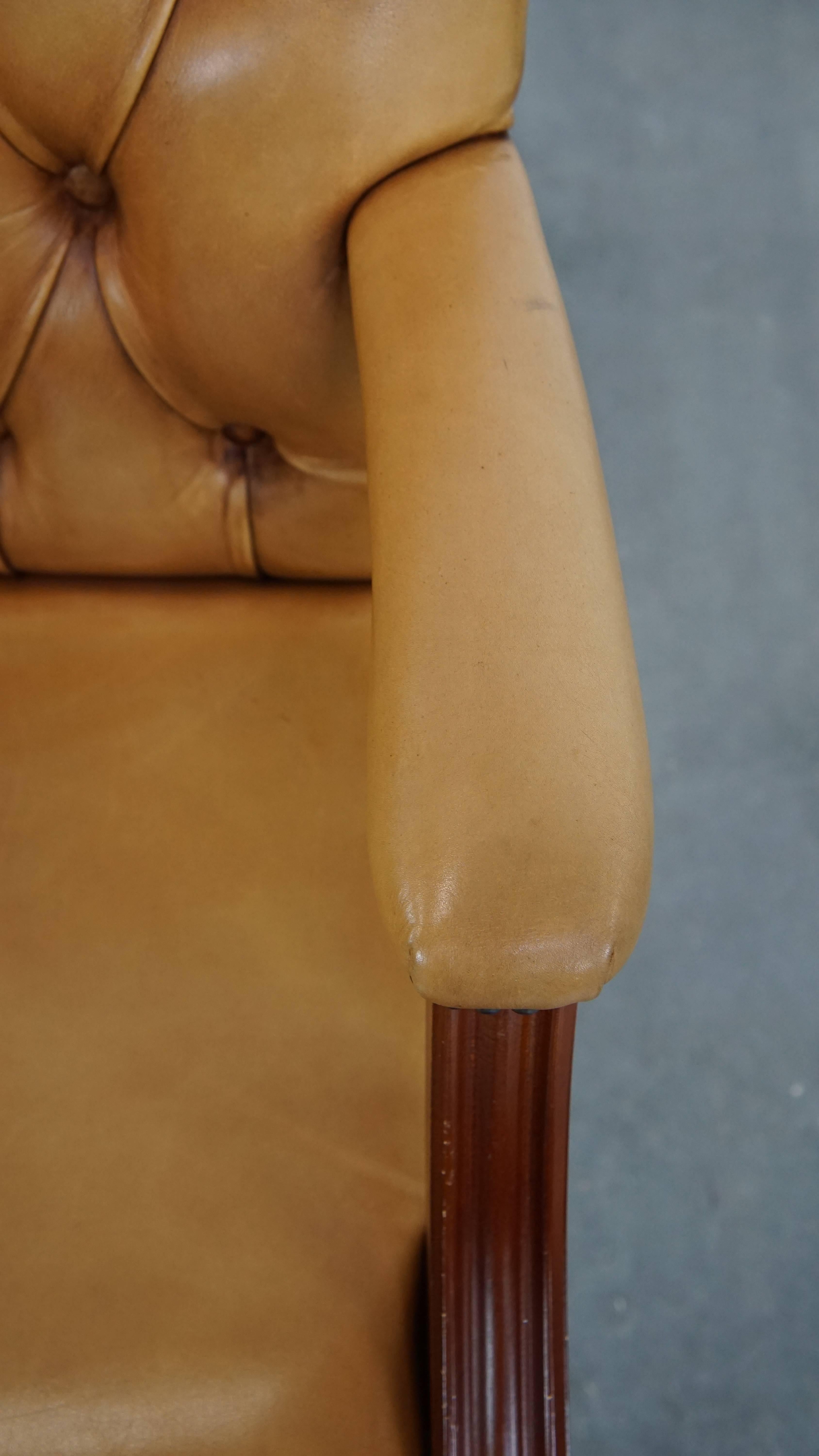 Juego de 5 Sillas de Comedor Chesterfield de Piel de Vacuno en Color Cognac Claro en venta 4