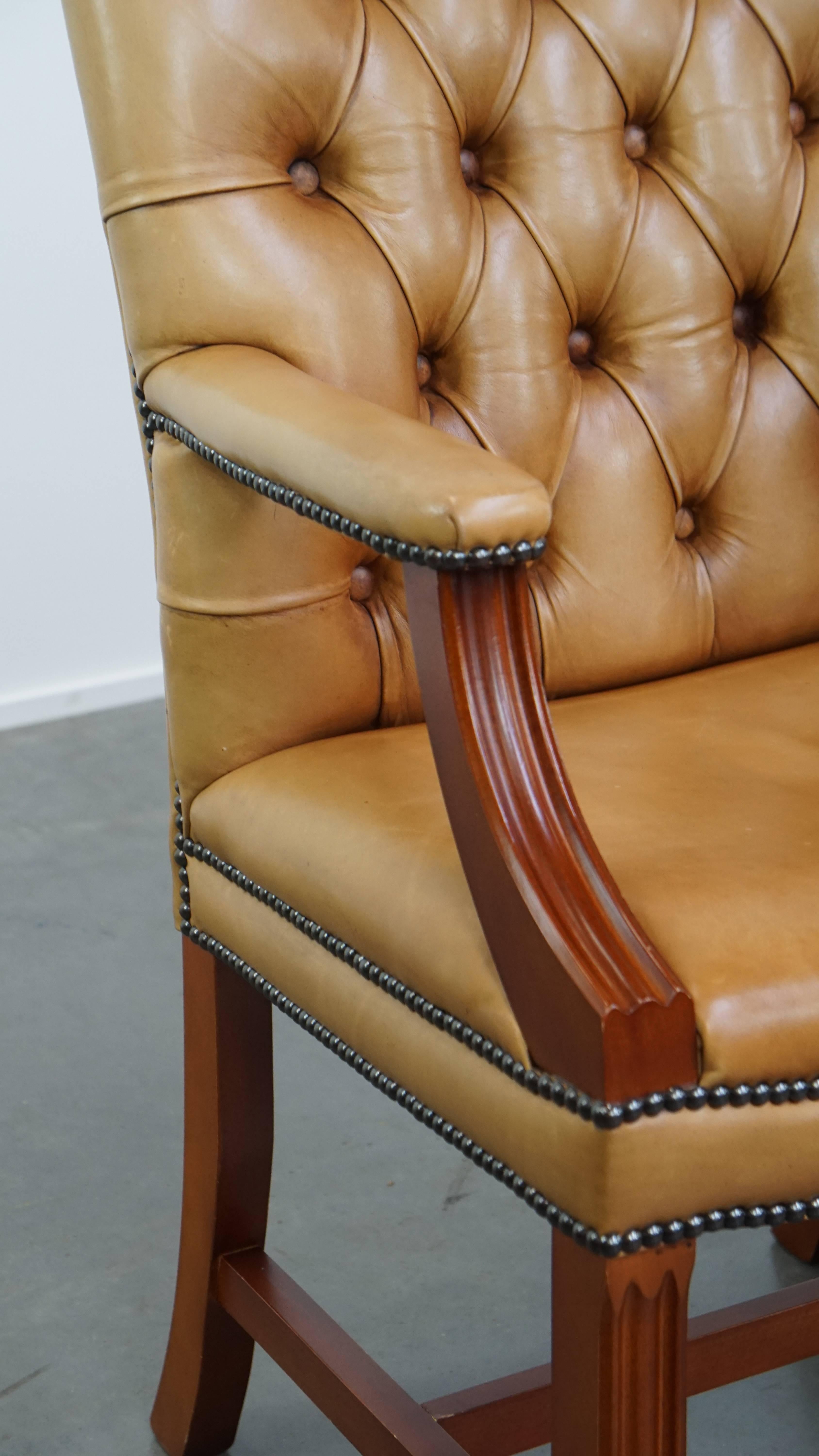Juego de 5 Sillas de Comedor Chesterfield de Piel de Vacuno en Color Cognac Claro en venta 7