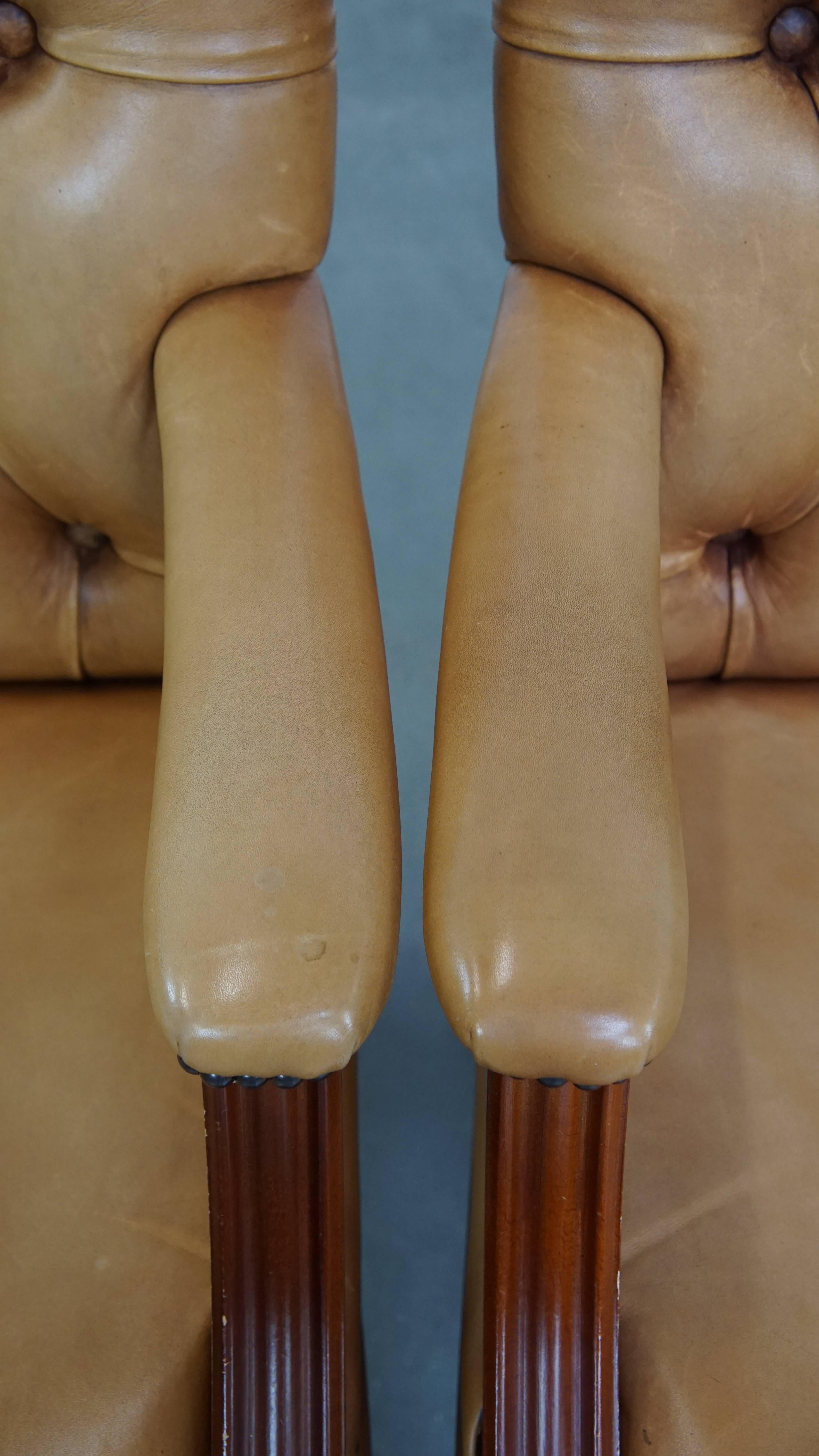 Juego de 5 Sillas de Comedor Chesterfield de Piel de Vacuno en Color Cognac Claro en venta 3