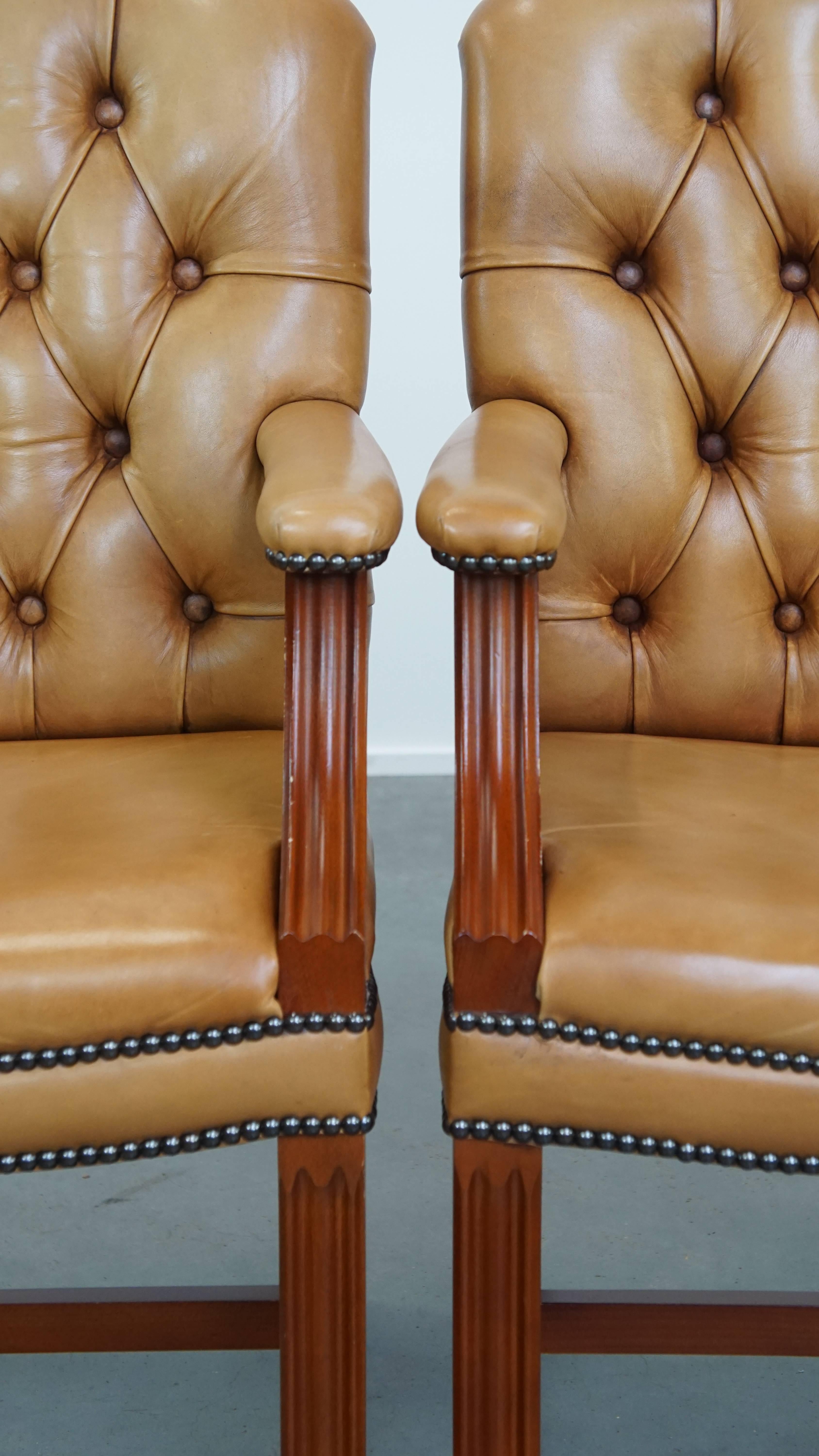 Juego de 5 Sillas de Comedor Chesterfield de Piel de Vacuno en Color Cognac Claro en venta 5