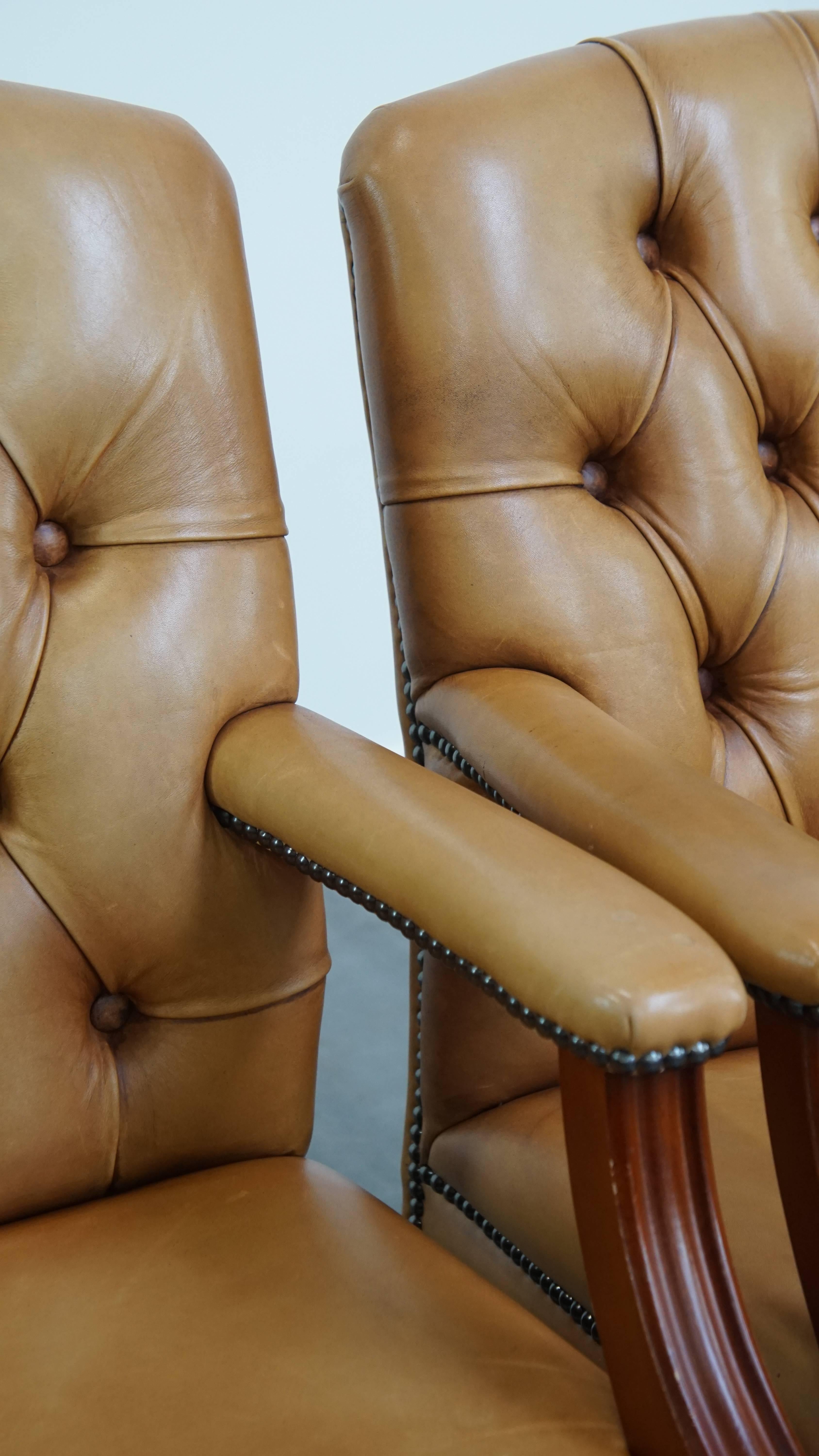 Juego de 5 Sillas de Comedor Chesterfield de Piel de Vacuno en Color Cognac Claro en venta 6