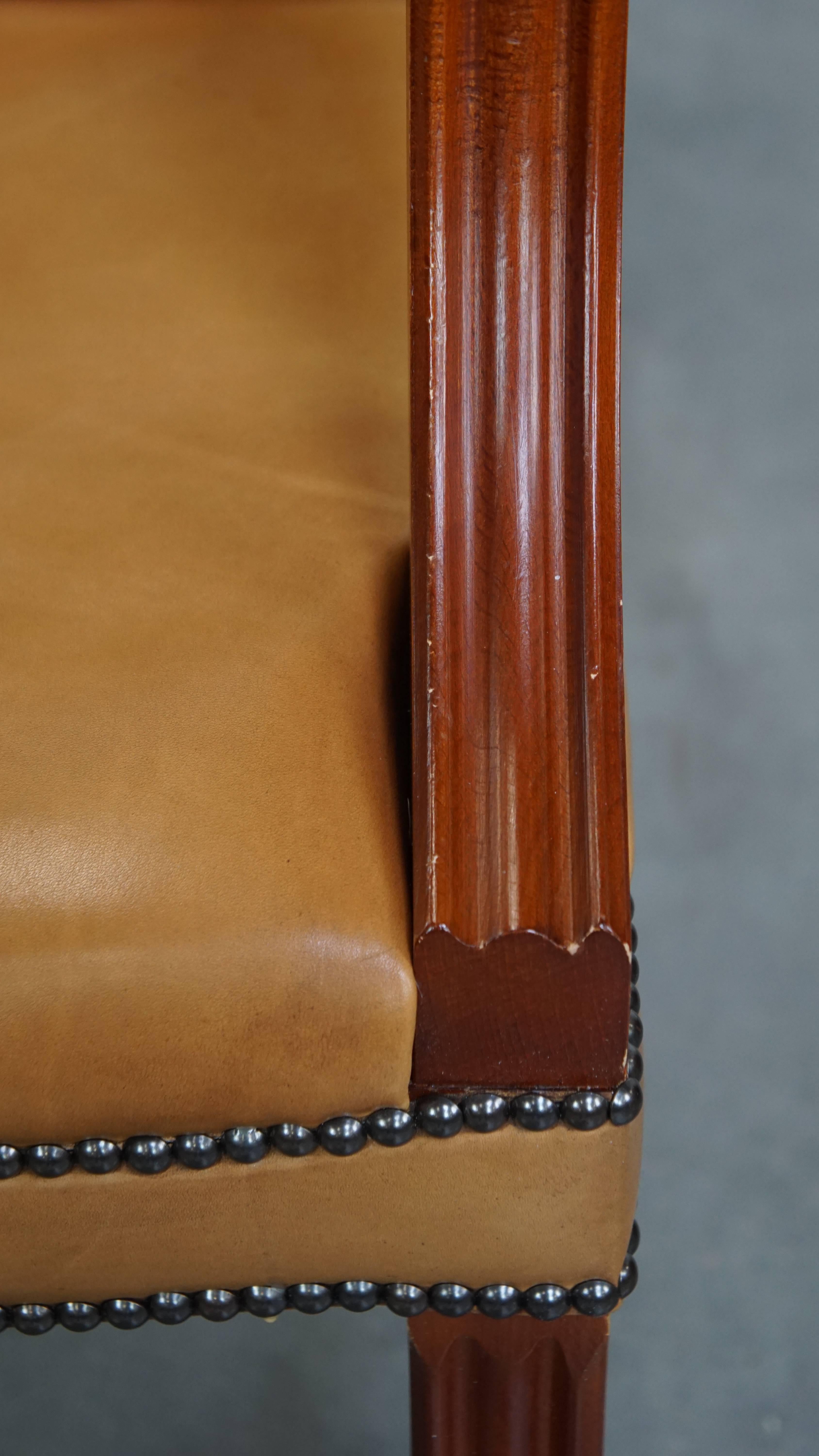 Juego de 5 Sillas de Comedor Chesterfield de Piel de Vacuno en Color Cognac Claro en venta 10