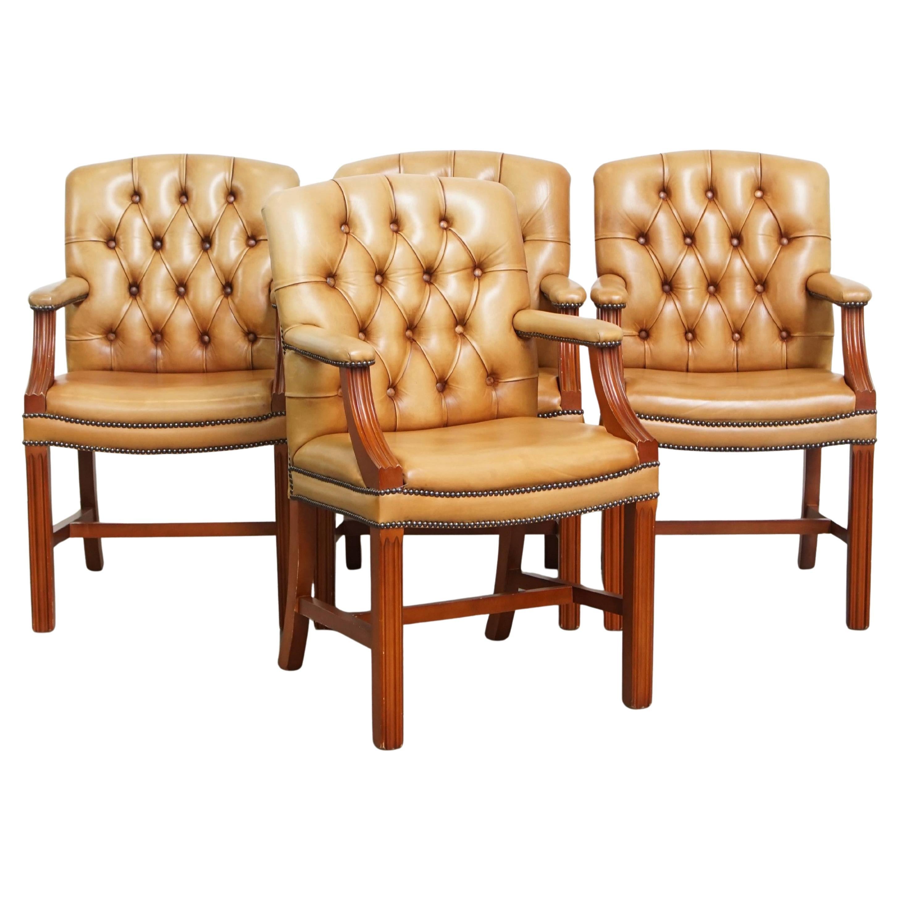 Juego de 4 sillas de comedor Chesterfield de piel de vacuno en color coñac claro