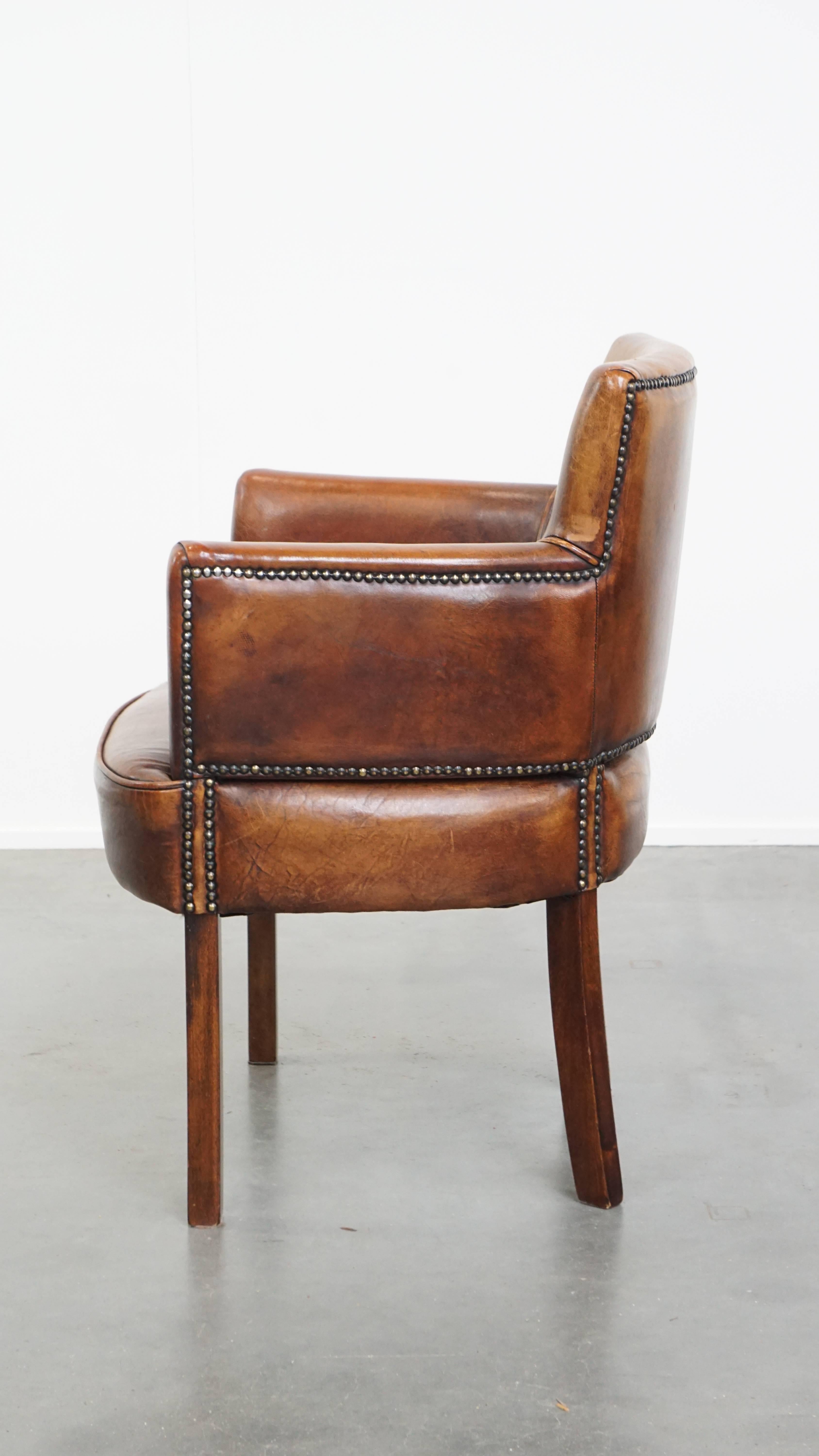 Superbe chaise en cuir de mouton couleur cognac avec accoudoirs Bon état - En vente à Harderwijk, NL