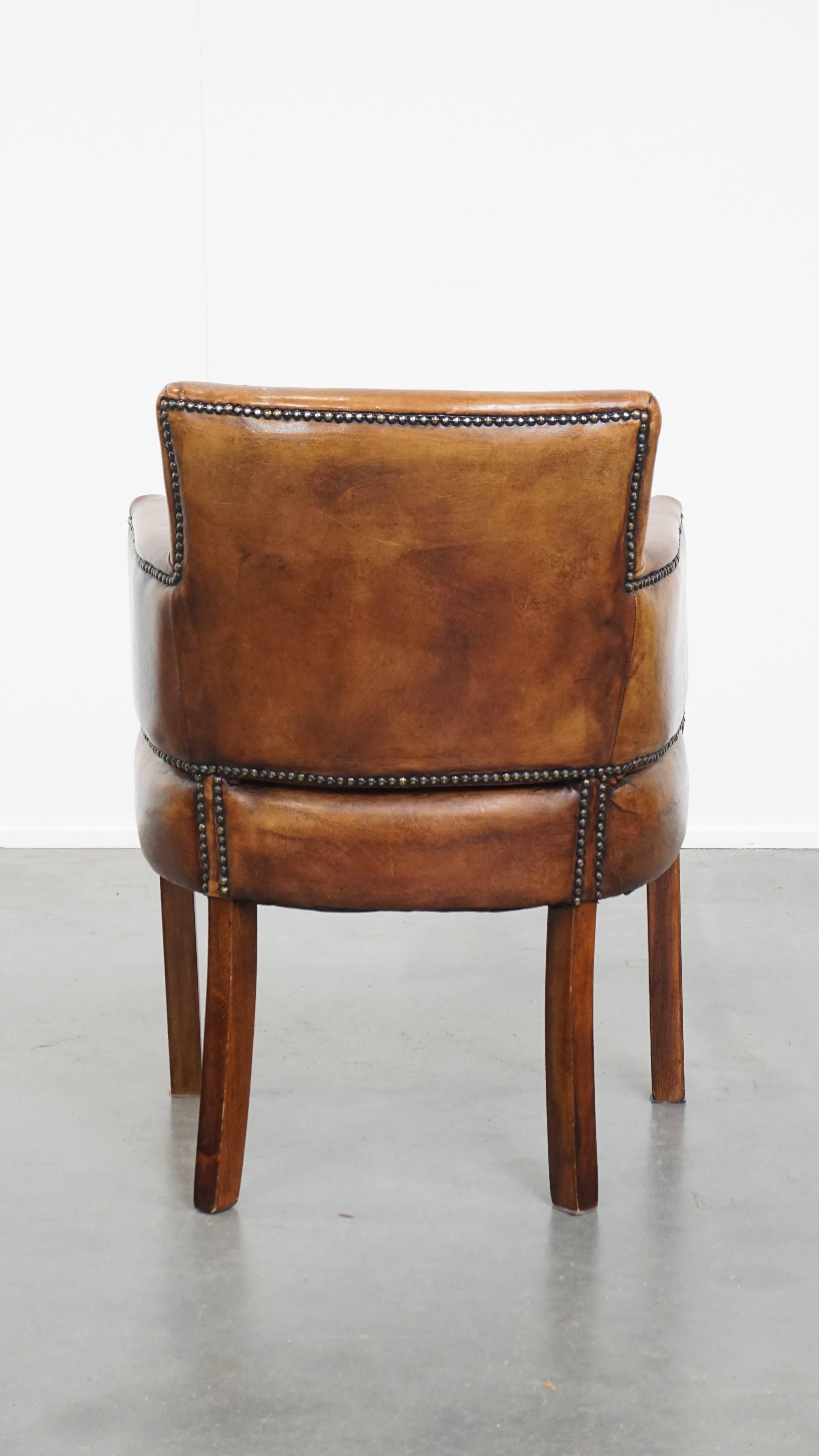 Fait main Superbe chaise en cuir de mouton couleur cognac avec accoudoirs en vente