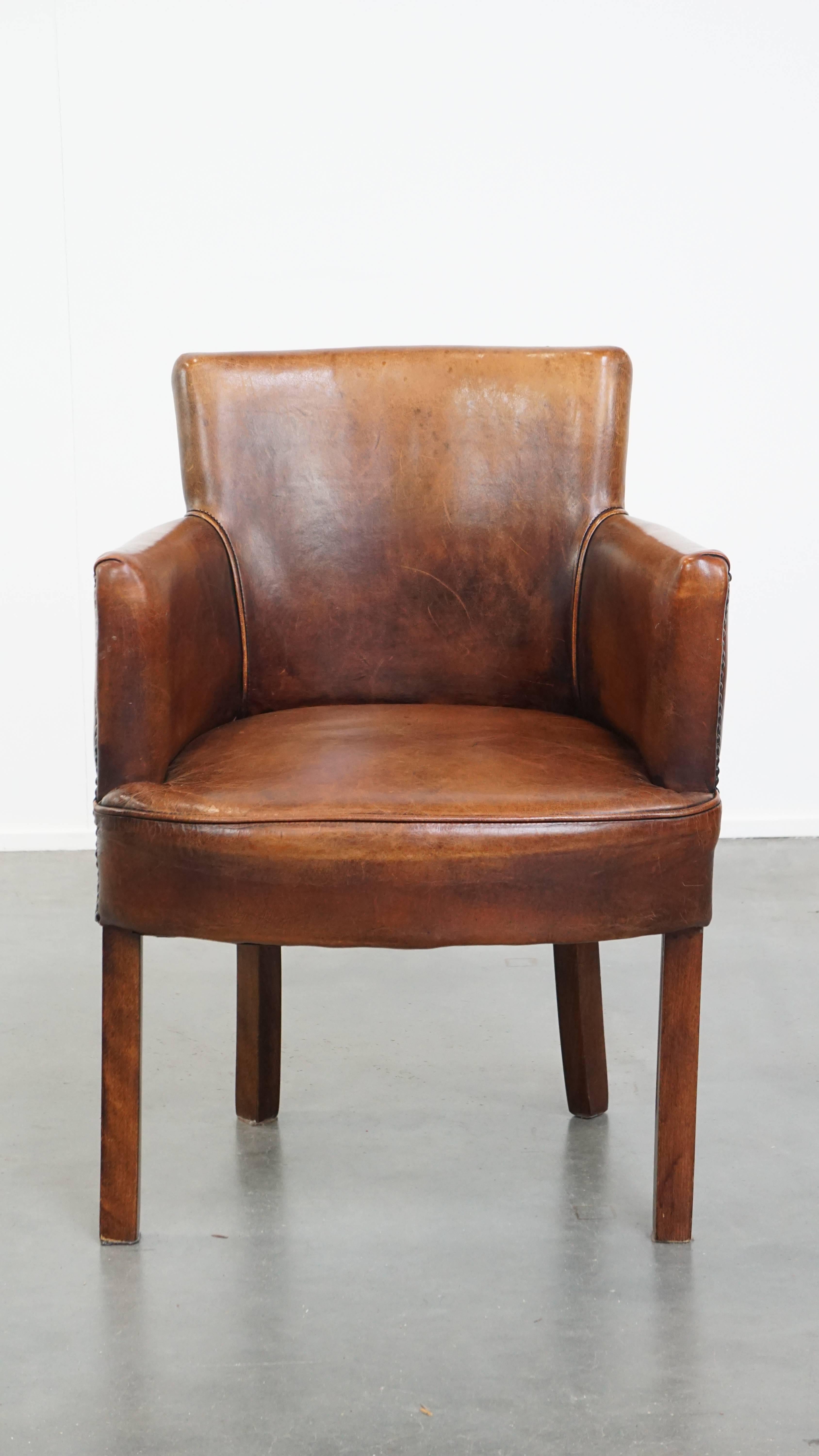 Nous vous proposons cette superbe chaise de salle à manger/accent en cuir de mouton couleur cognac avec accoudoirs.
Cette chaise unique est fabriquée en cuir de mouton et présente un magnifique design. Grâce à son excellent confort d'assise, vous