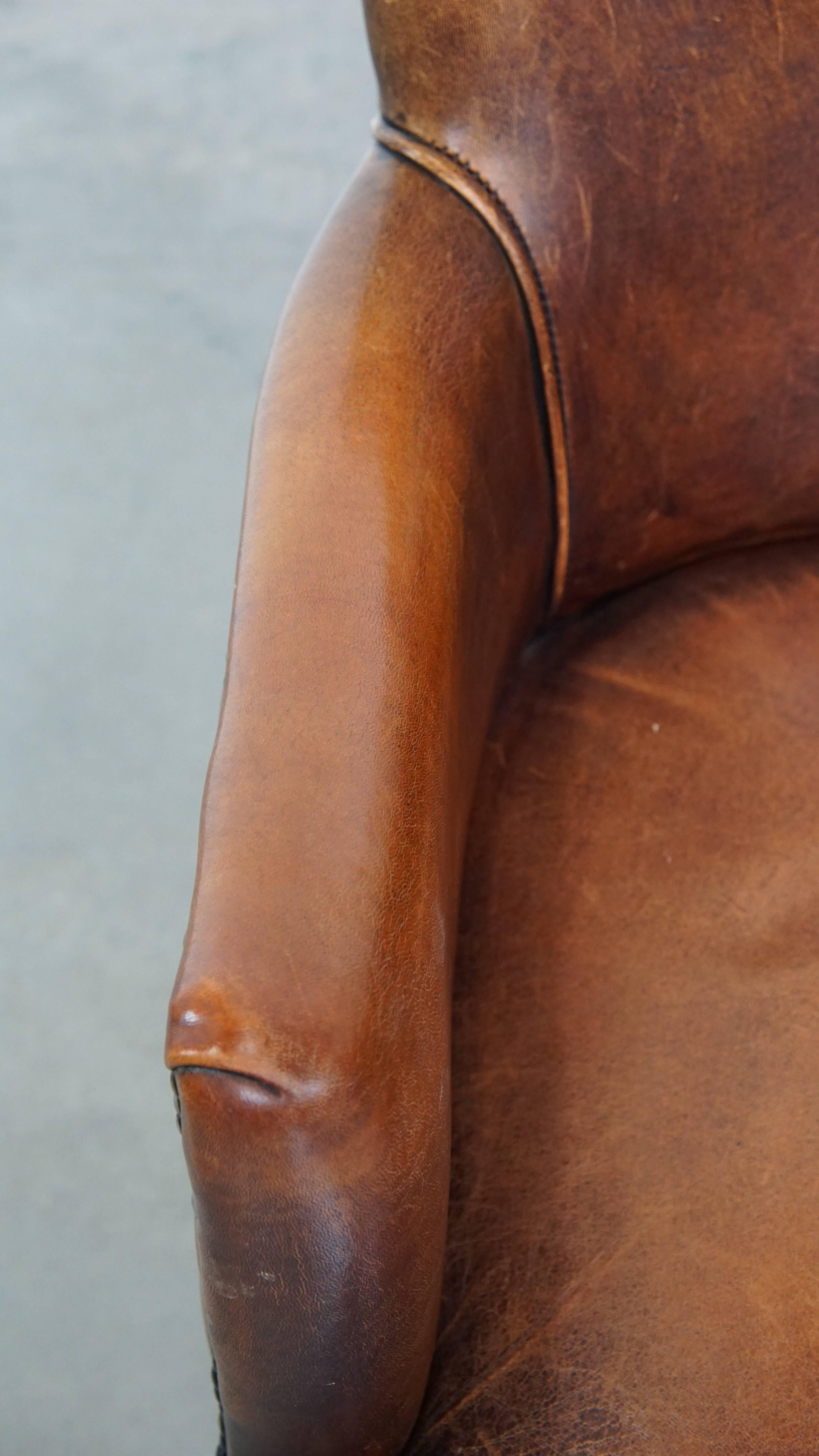 Cuir Superbe chaise en cuir de mouton couleur cognac avec accoudoirs en vente