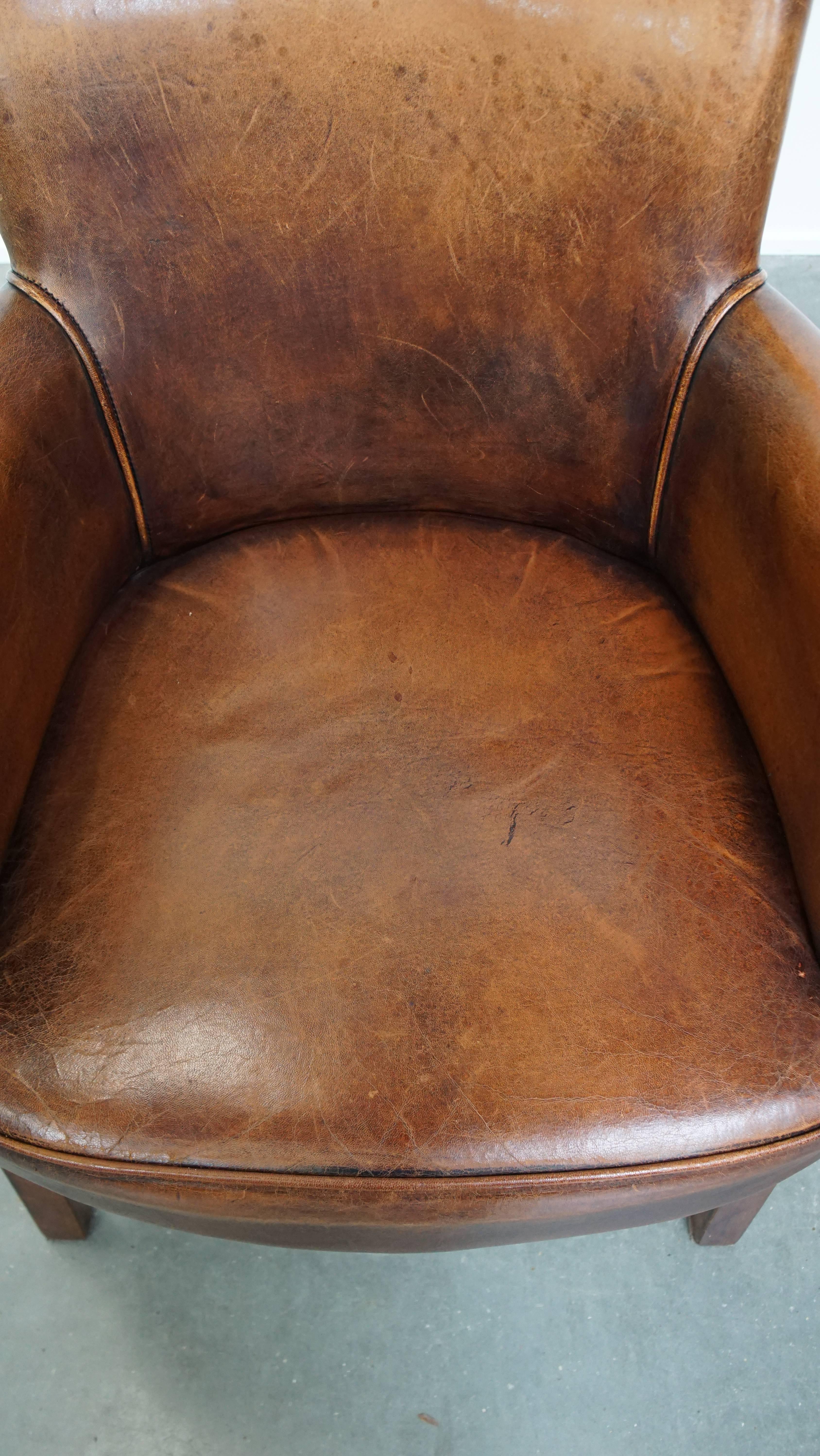 20ième siècle Superbe chaise en cuir de mouton couleur cognac avec accoudoirs en vente