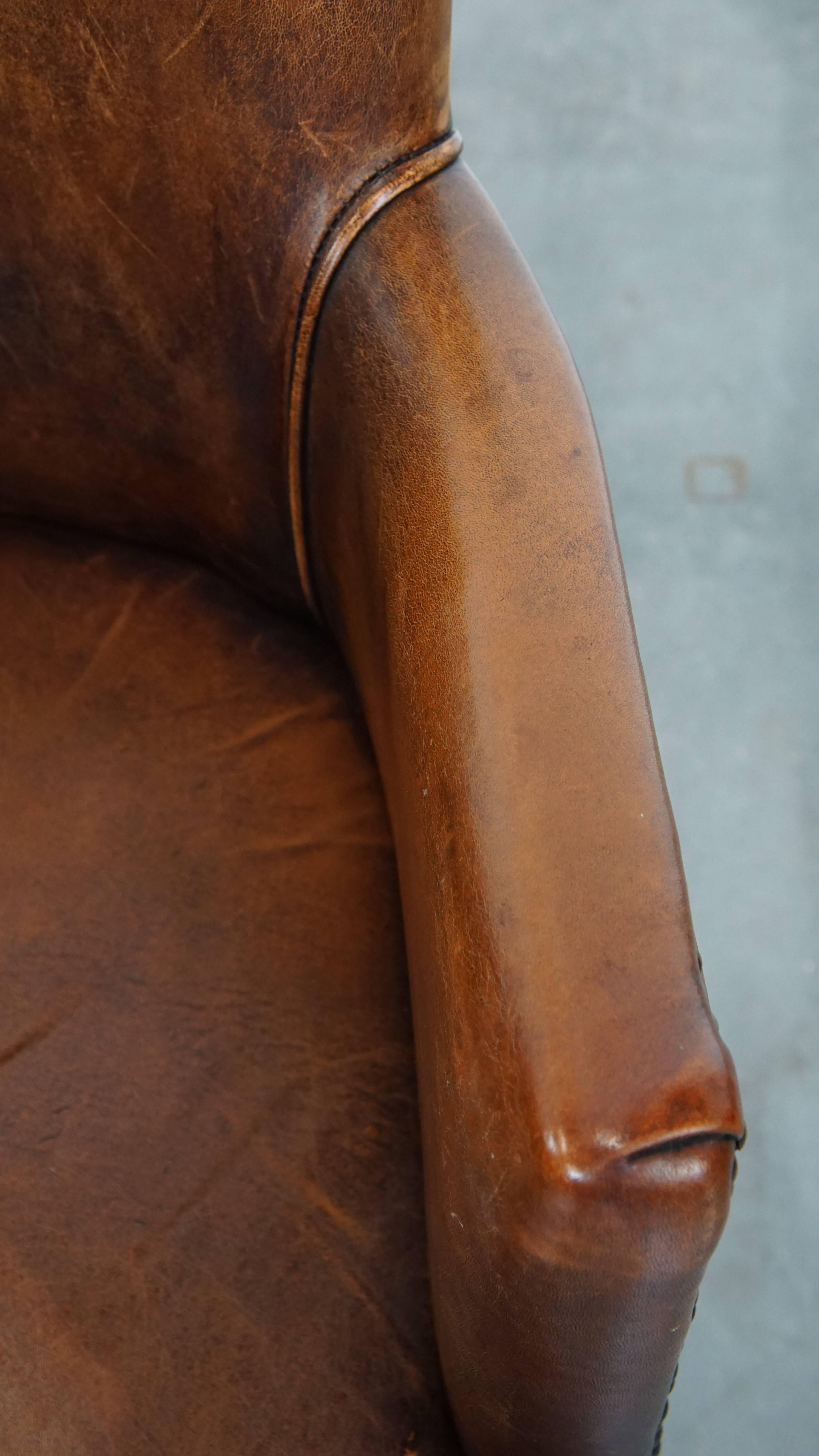 Superbe chaise en cuir de mouton couleur cognac avec accoudoirs en vente 1