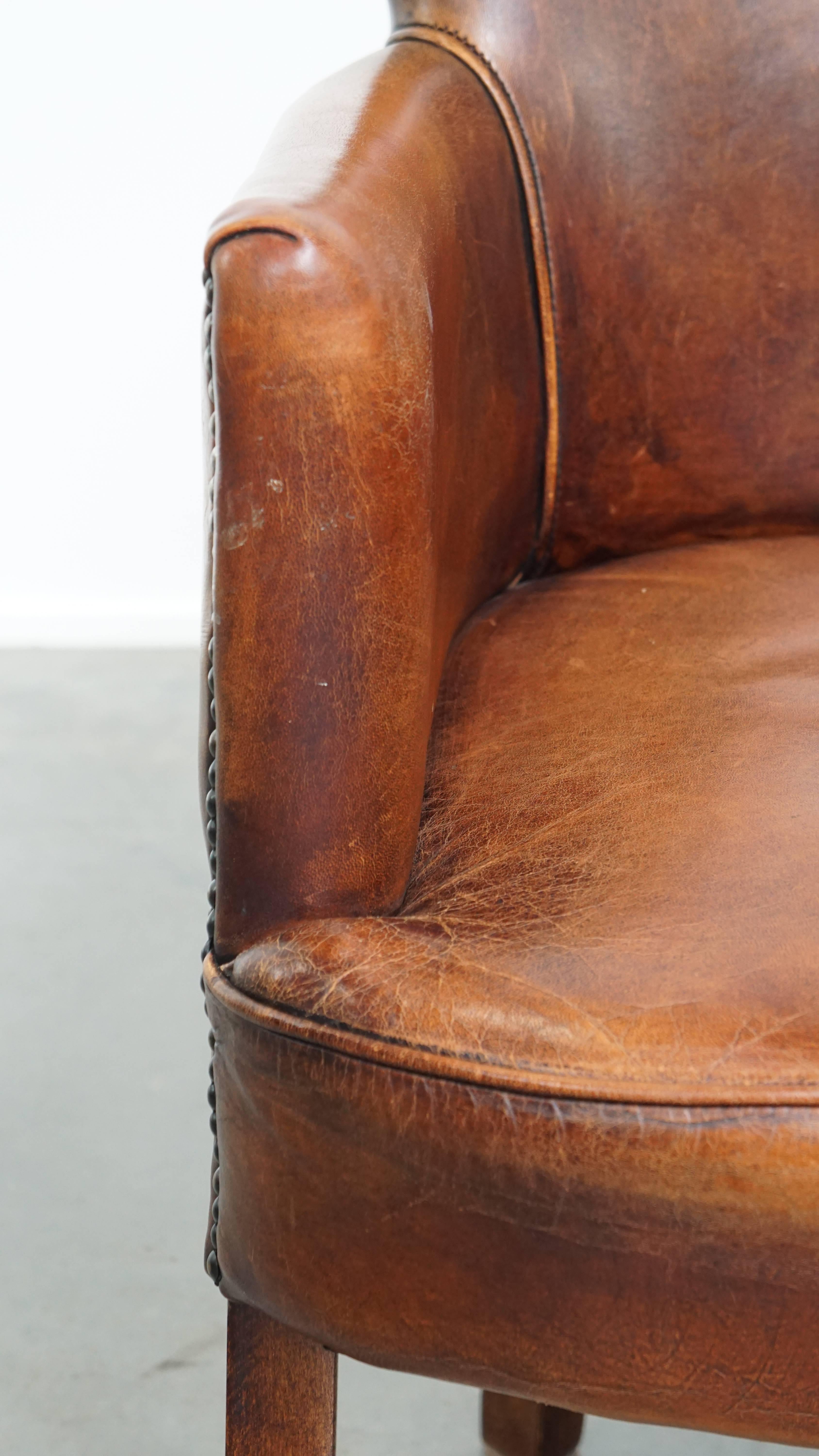 Superbe chaise en cuir de mouton couleur cognac avec accoudoirs en vente 3