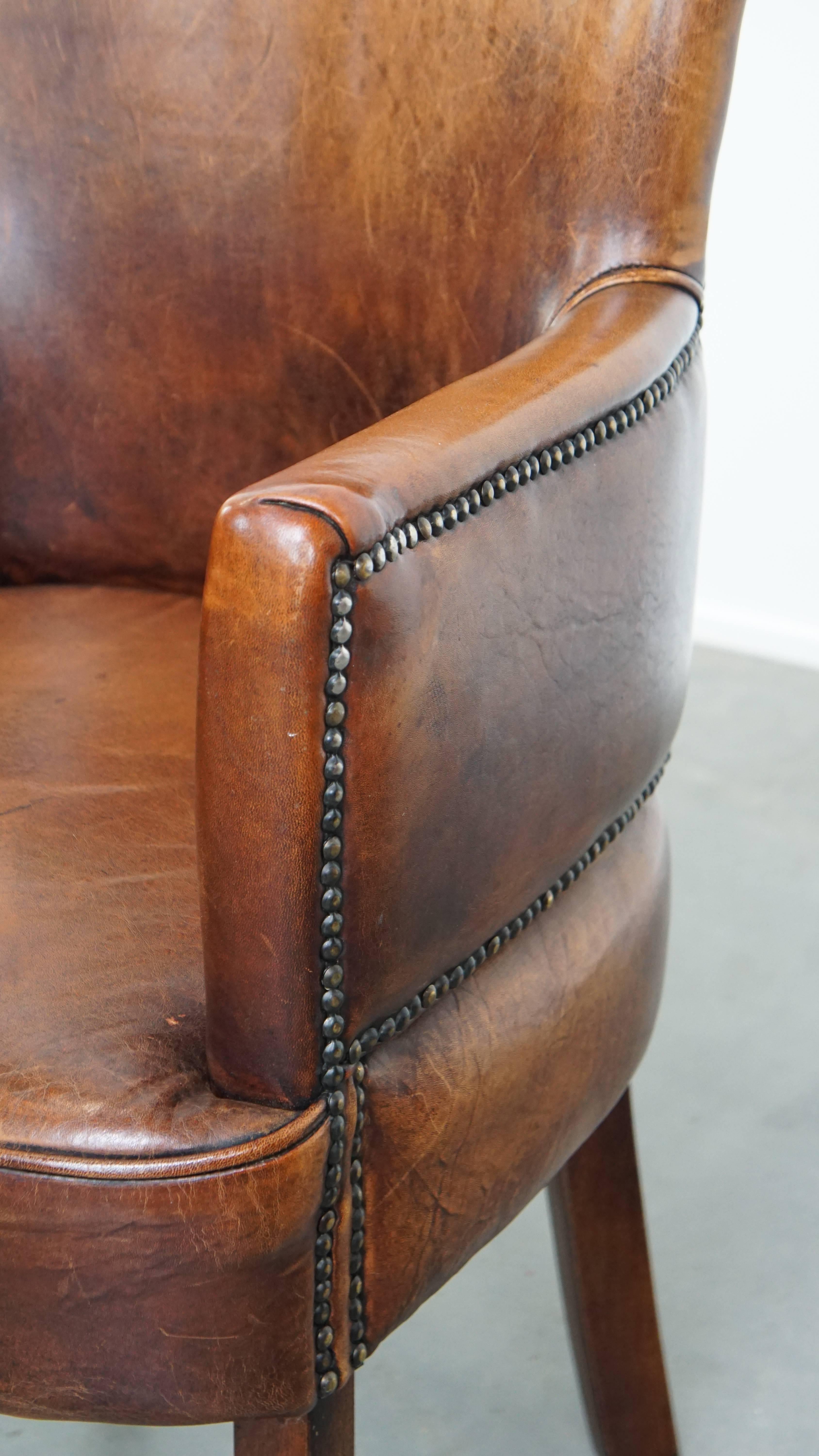 Superbe chaise en cuir de mouton couleur cognac avec accoudoirs en vente 2