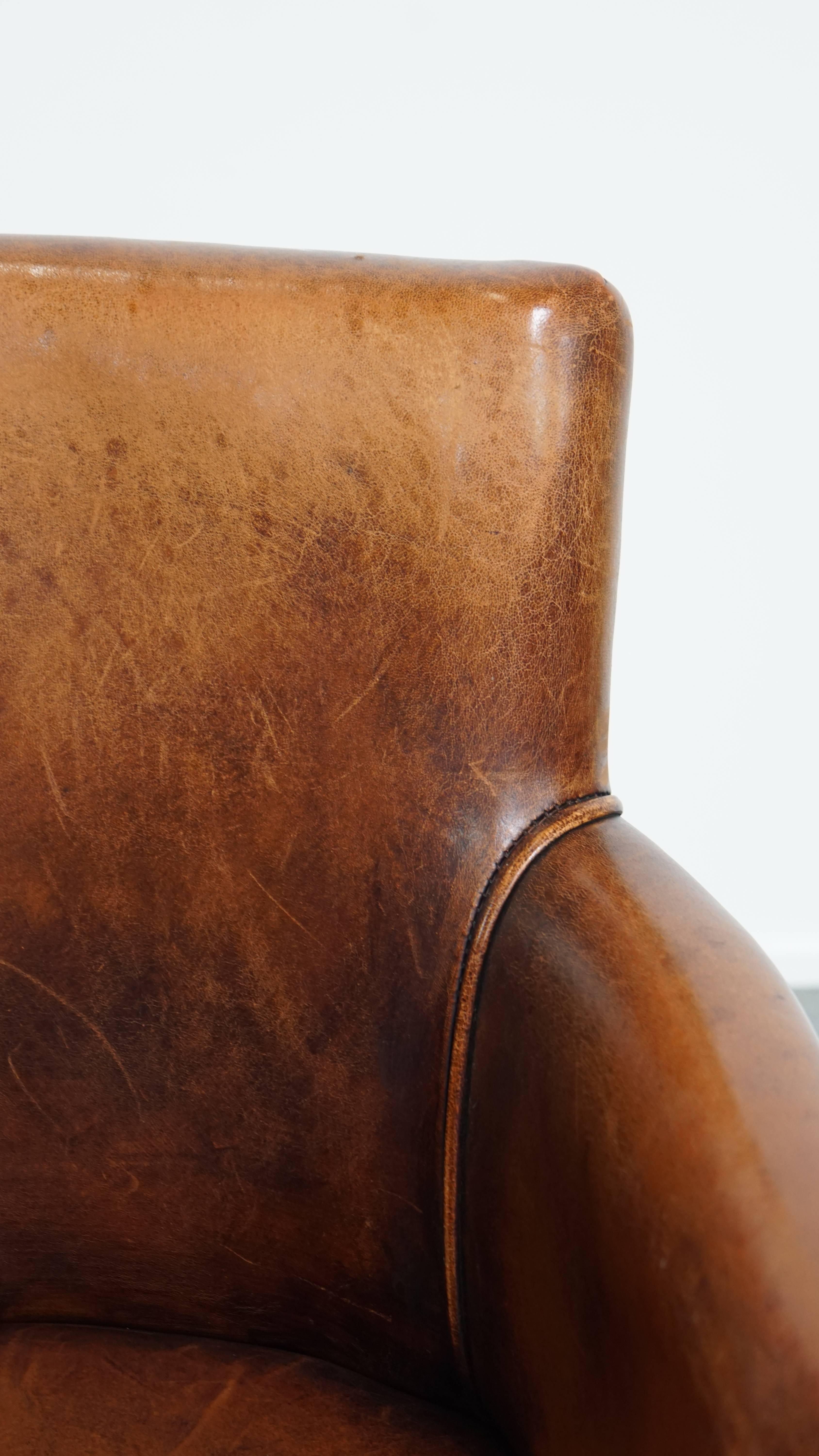 Superbe chaise en cuir de mouton couleur cognac avec accoudoirs en vente 4
