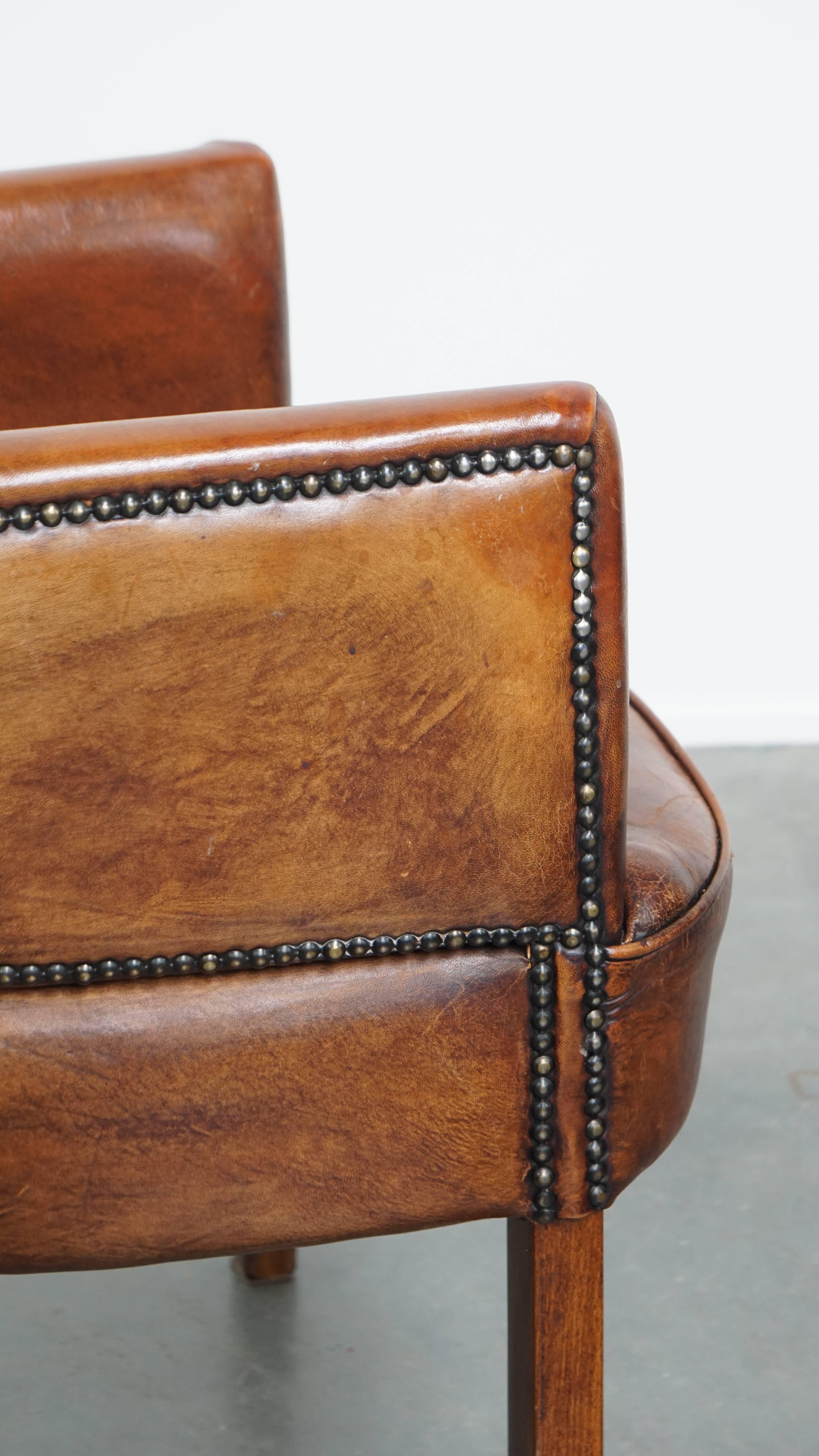 Superbe chaise en cuir de mouton couleur cognac avec accoudoirs en vente 6