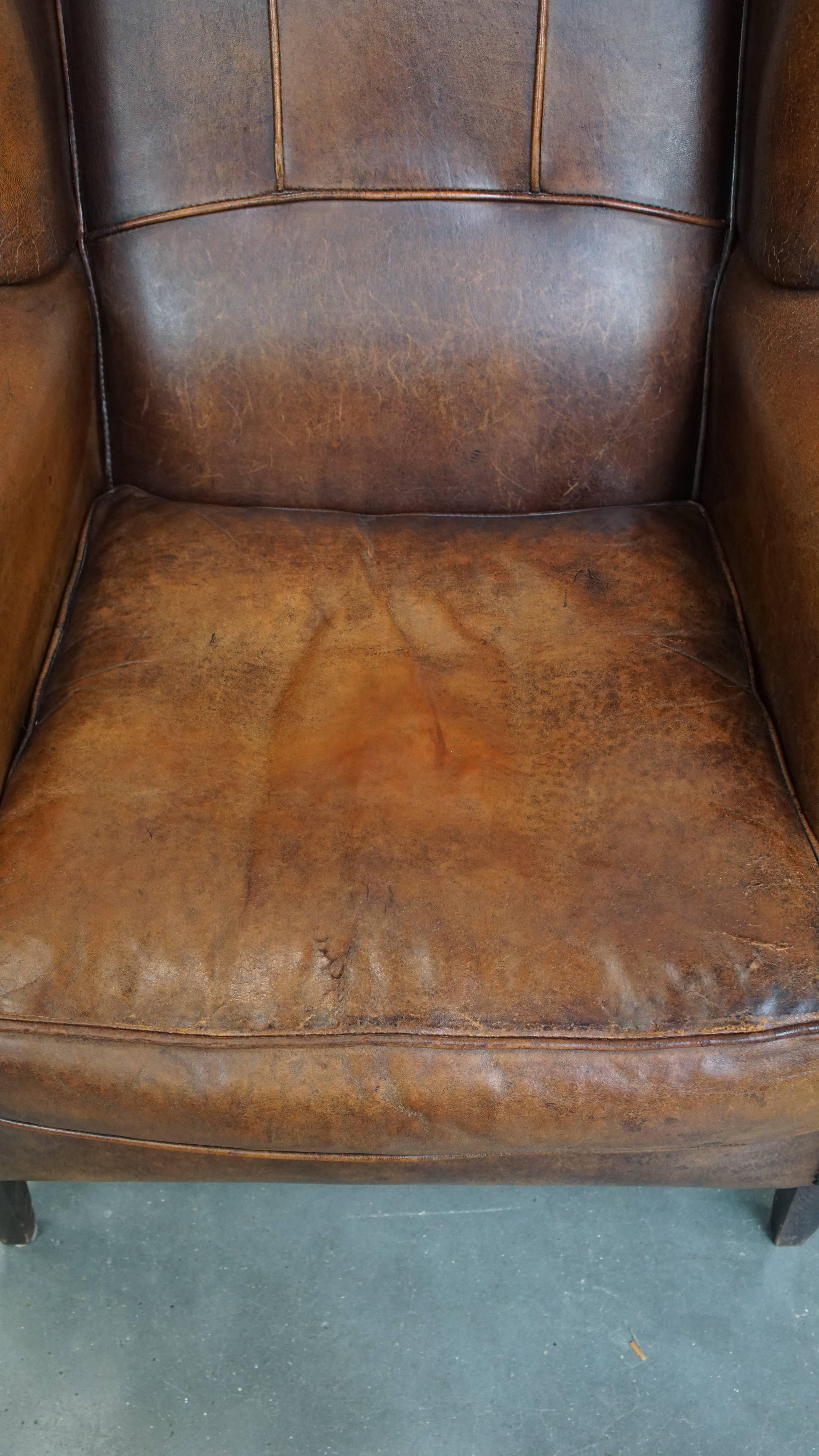 20ième siècle Chaise à oreilles en peau de mouton en bon état en vente
